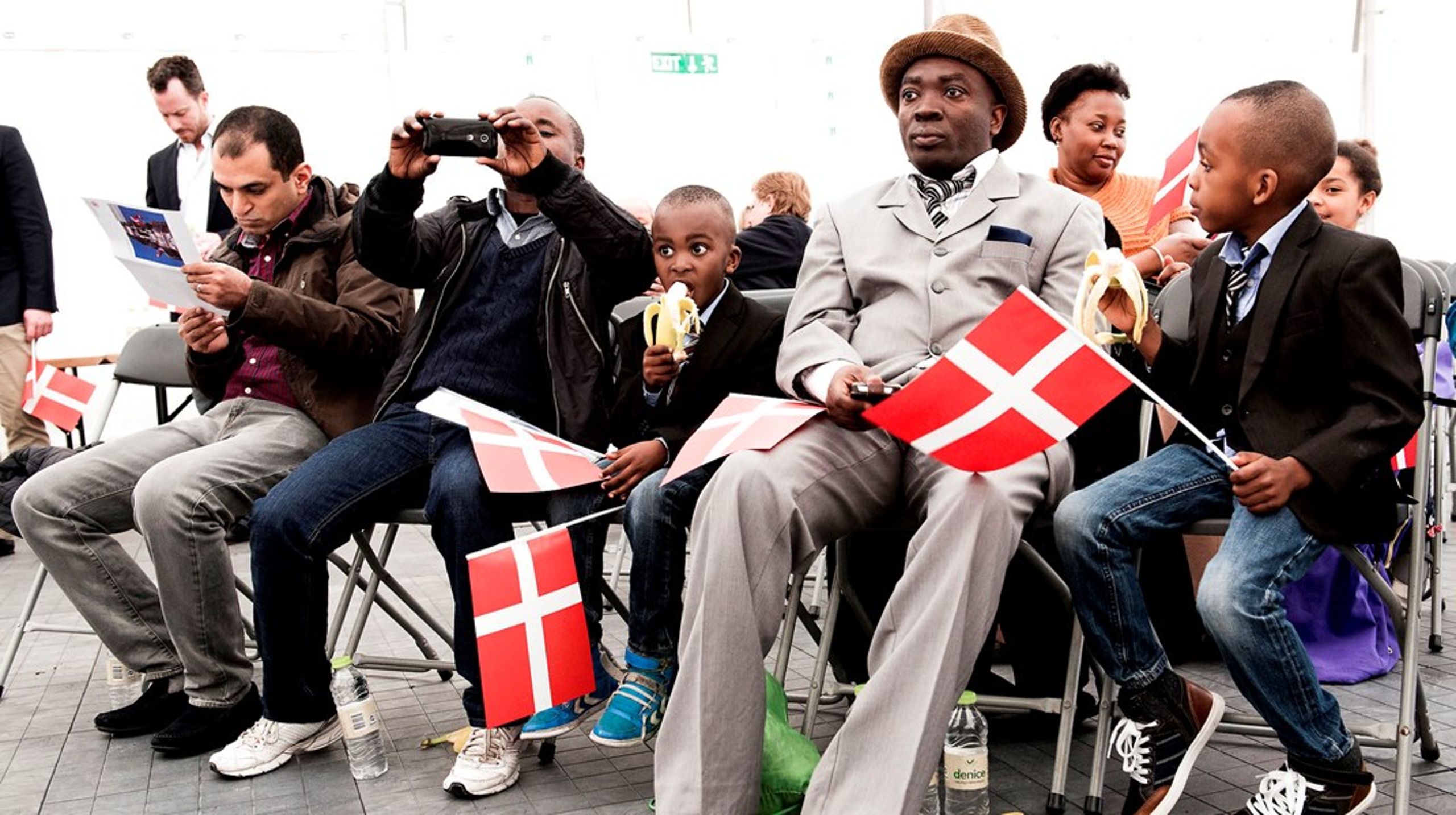 Folketinget vedtager to gange om året en ny lov, som&nbsp;giver&nbsp;indfødsret til de ansøgere, der har bestået adgangskravene.