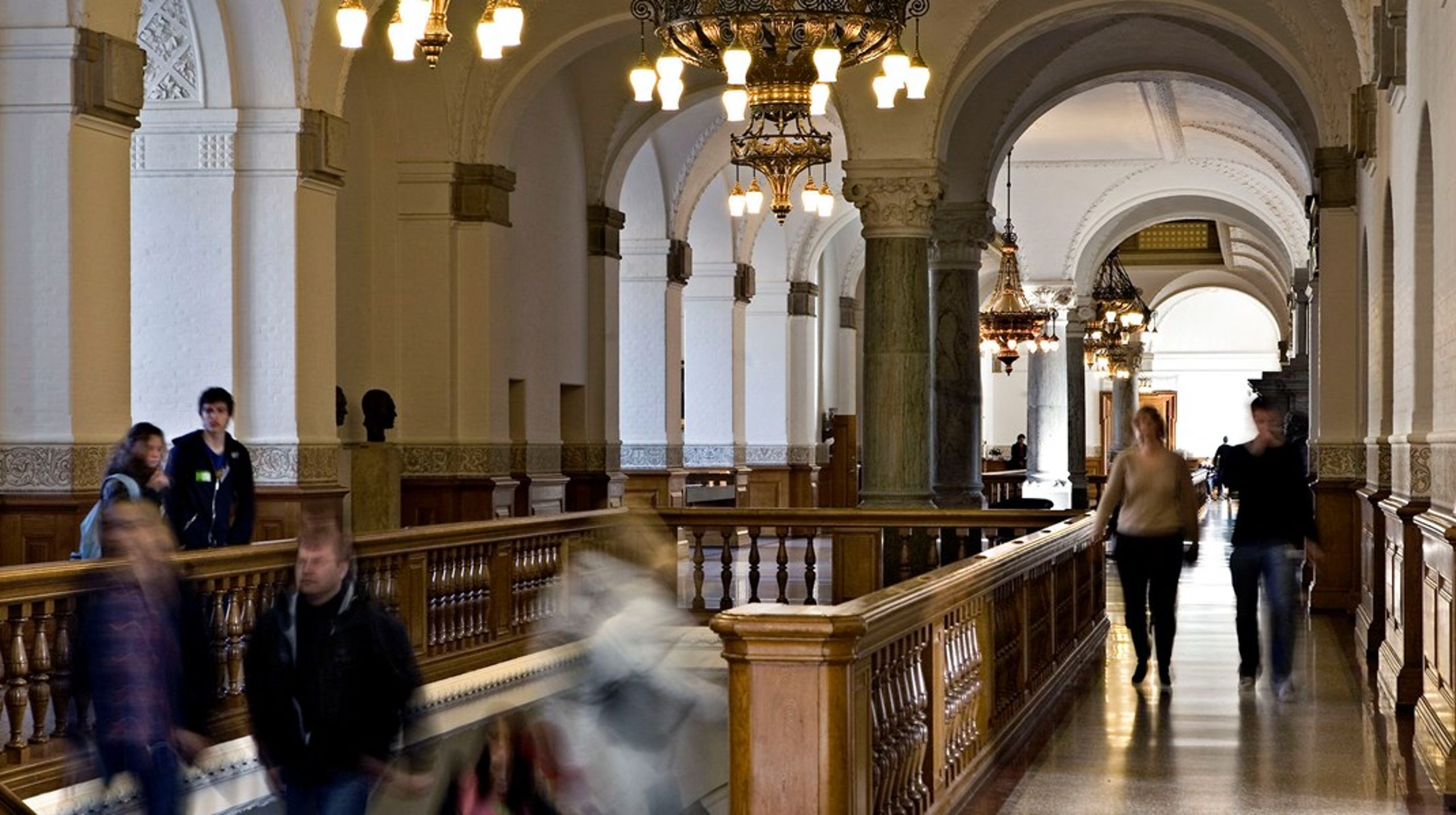 Der bør etableres en bredt sammensat styregruppe bestående af anerkendte forskere fra alle landets universiteter, som i fællesskab kan omsætte opdraget fra Folketinget til en bredt forankret og højkompetent analyse, skriver&nbsp;Eva Sørensen og Jacob Torfing.