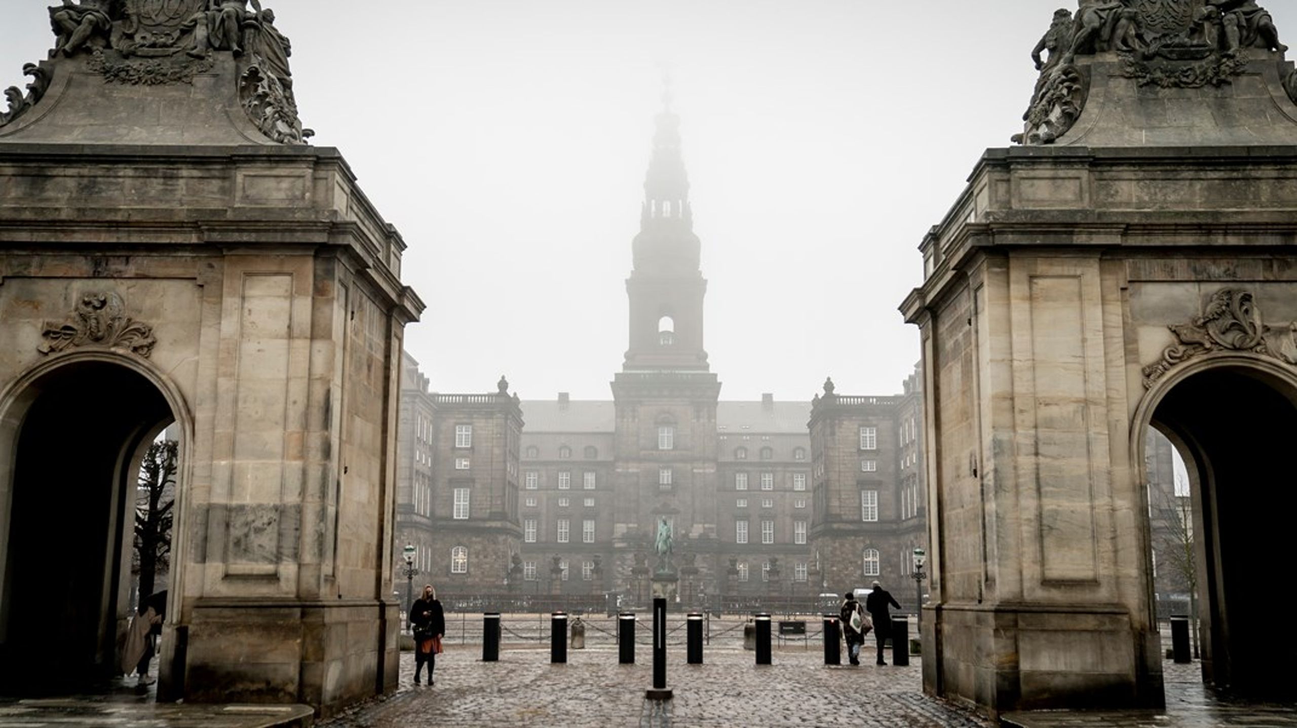 At arbejde på Christiansborg kræver utrolig meget af dem, som vælger det, skriver Søren Søndergaard.&nbsp;
