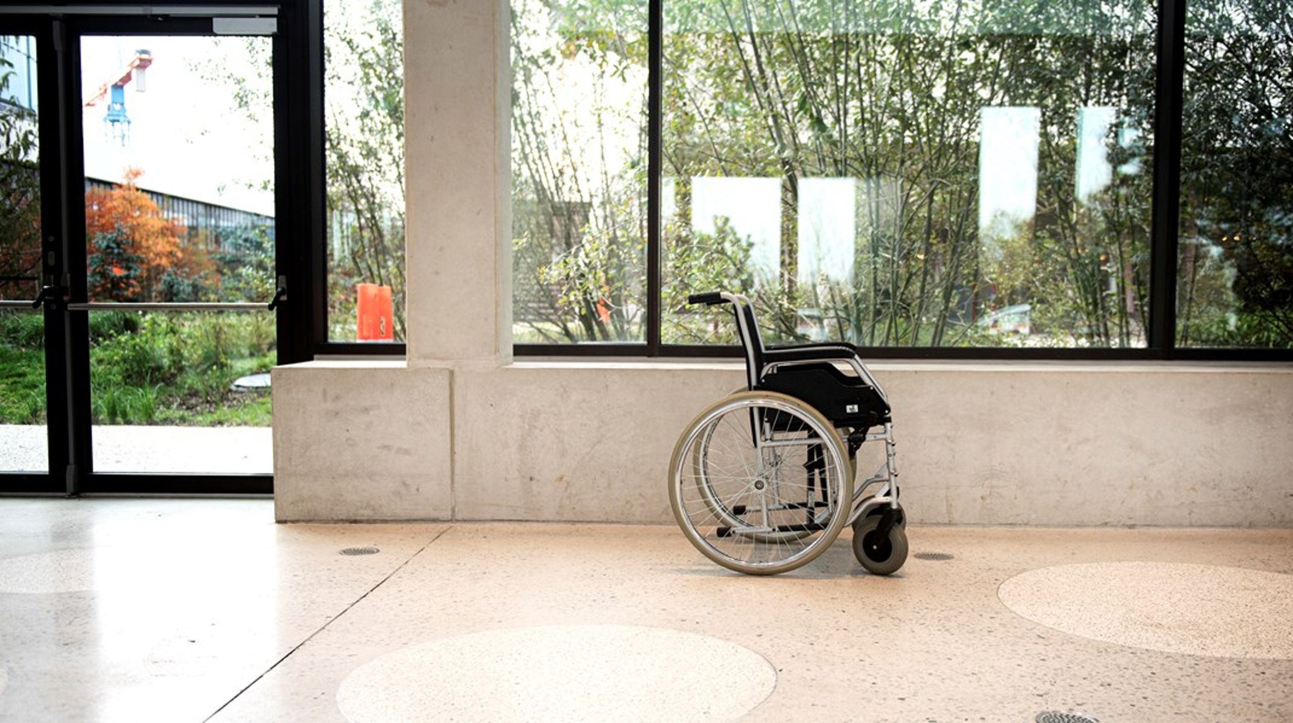 Politikerne skal tale højt om problemerne på handicapområdet i stedet for at sende aben videre til kommunerne, mener Dansk Socialrådgiverforenings formænd, Mads Bilstrup og Ditte Brøndum.