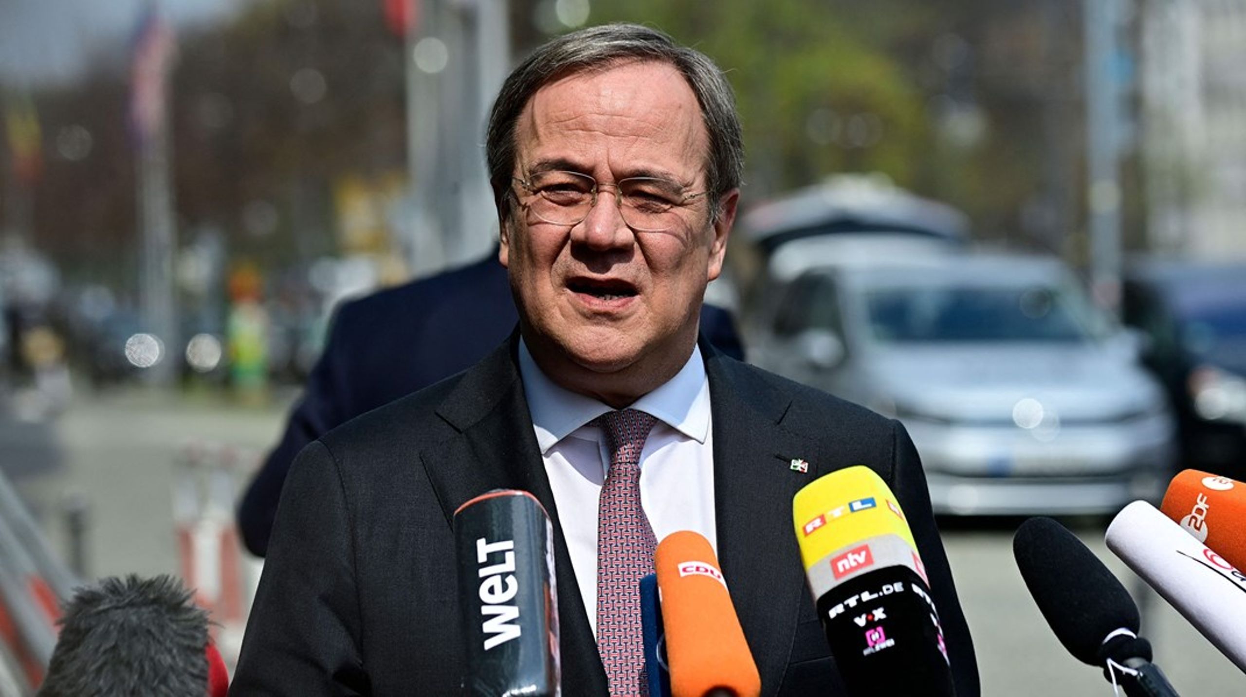 "Jeg ser frem til at samarbejde med ham i de kommende måneder", udtaler Merkel om partiets nye kanslerkandidat.