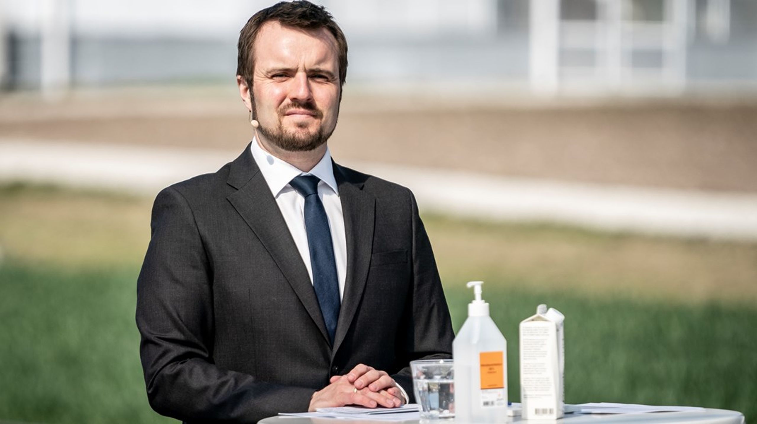 ”Regeringen har haft en god dialog med den stærke danske life science-branche, og det har givet anledning til at tro på, at der er interesse blandt vaccineproducenter for at etablere produktion i Danmark", udtaler erhvervsminister Simon Kollerup i en pressemeddelelse.