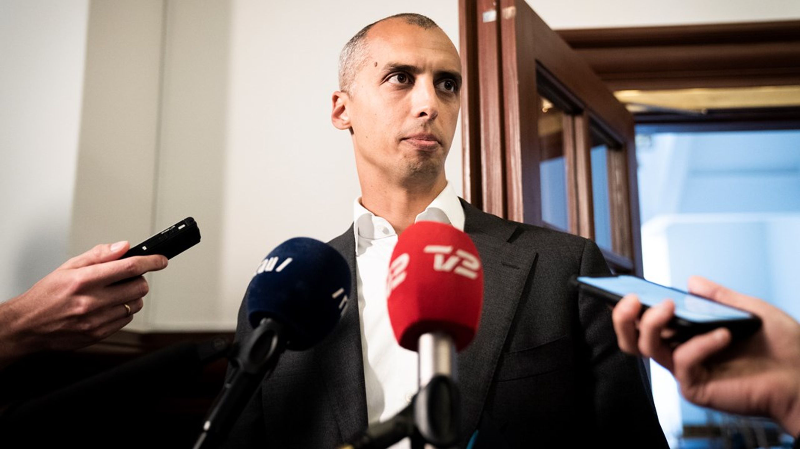 Udlændinge- og integrationsminister Mattias Tesfaye (S)&nbsp;afviser fortsat at sætte navn på de lande, som regeringen har drøftet modtagercentre med.