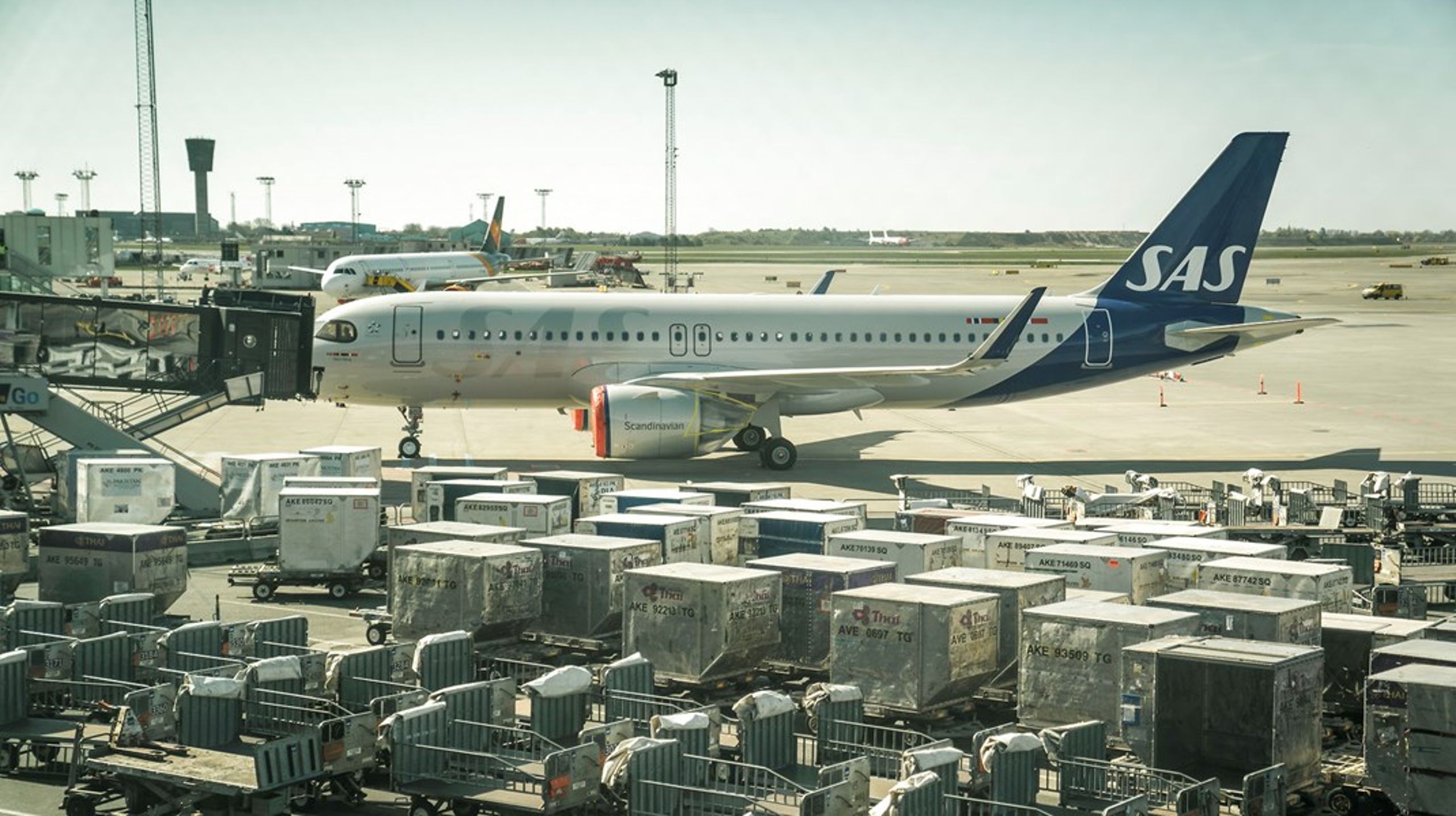 Antallet af flyvninger fra Danmark er tre gange større end gennemsnittet i andre EU lande, skriver grønne organisationer.