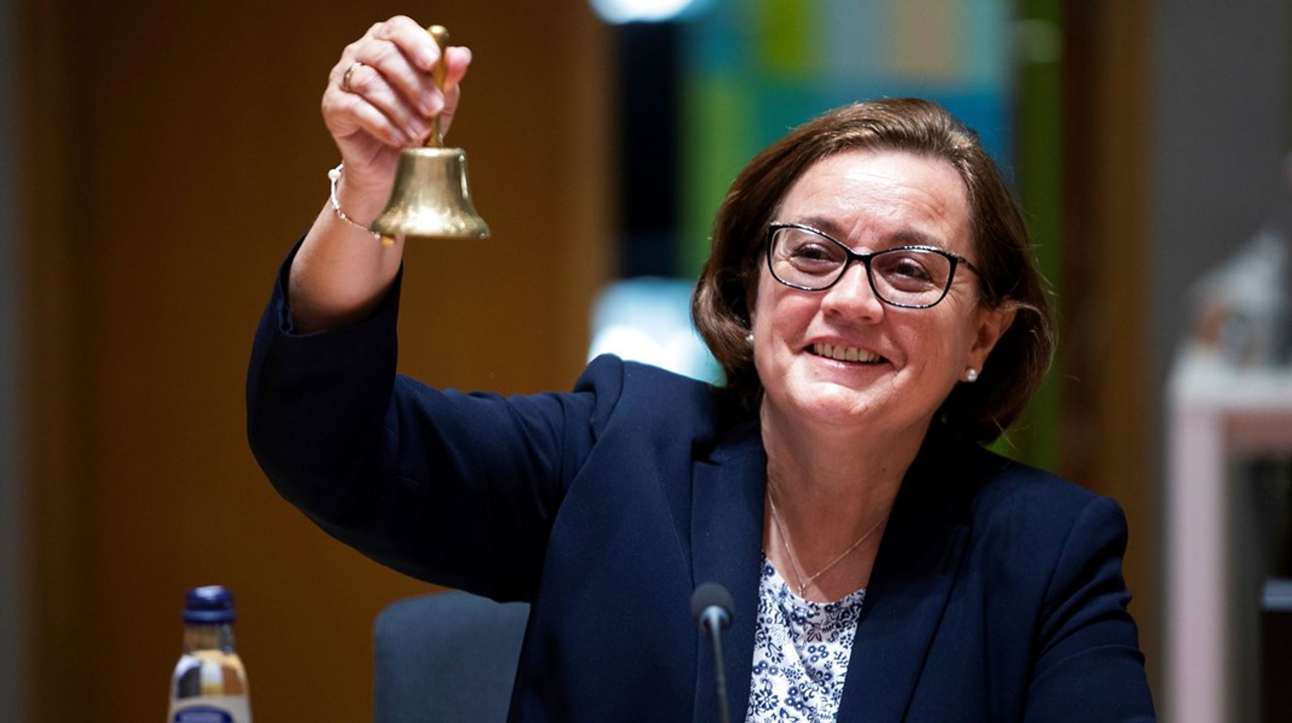 Portugals europaminister, Ana Paula Zacarias, ringer med EU's formandsklokke ved åbningen af et ministermøde.&nbsp;