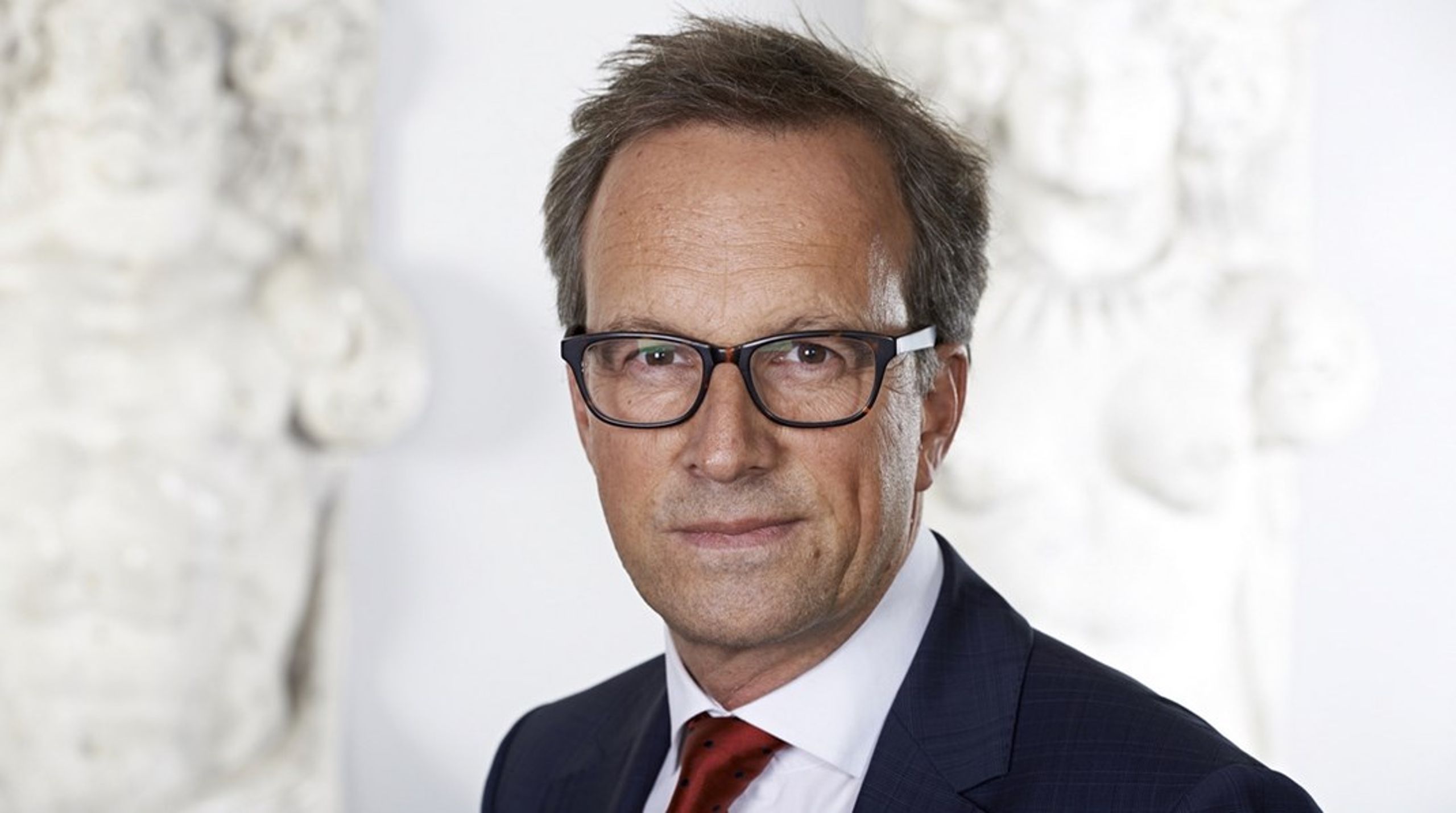 GDPR er et "papirmonster af rang" og har medført omkostninger i milliardklassen for dansk erhvervsliv. Erhvervsjuridisk fagchef i Dansk Erhverv, Sven Petersen, vil have EU-Kommissionen til at udvikle værktøjer,&nbsp;der kan gøre&nbsp;livet med GDPR lettere for virksomhederne.