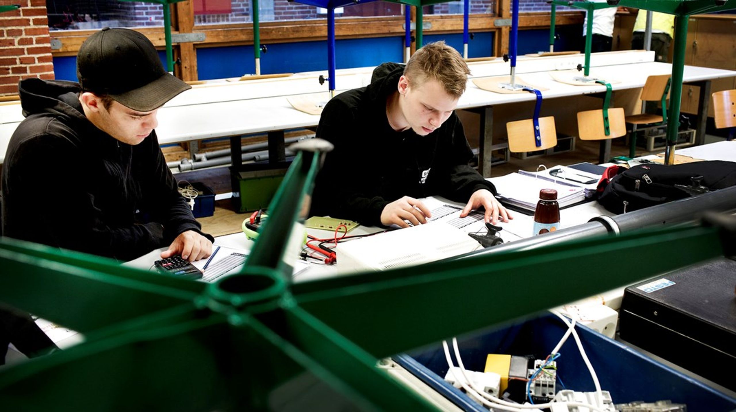 Gør de små poder nysgerrige på håndværksfag i alt fra murerarbejde til omsorgsfag, gastronomi, handel og hårkunst. Det er for sent, når først eleven er nået til 8. klasse, skriver&nbsp;Per B. Christensen og&nbsp;Lars Goldschmidt.