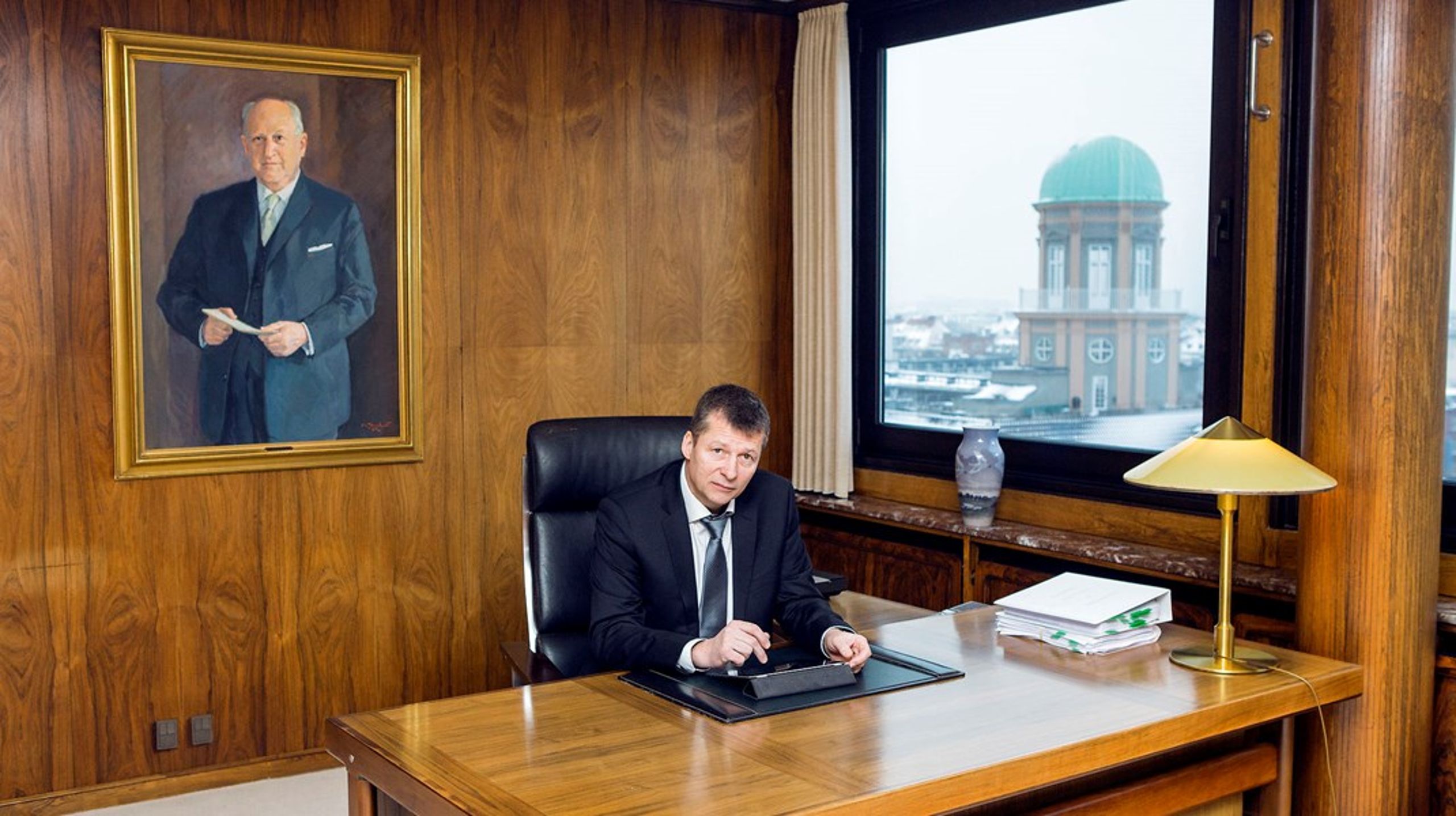 Topchefen for Arbejdernes Landsbank, Gert Jonassen,&nbsp;på sit kontor. I baggrunden hænger Hans Rasmussen, der var medlem af Folketinget for Socialdemokratiet fra 1950 til 1964 og&nbsp;formand for Arbejdernes Landsbank fra 1960 til 1975.