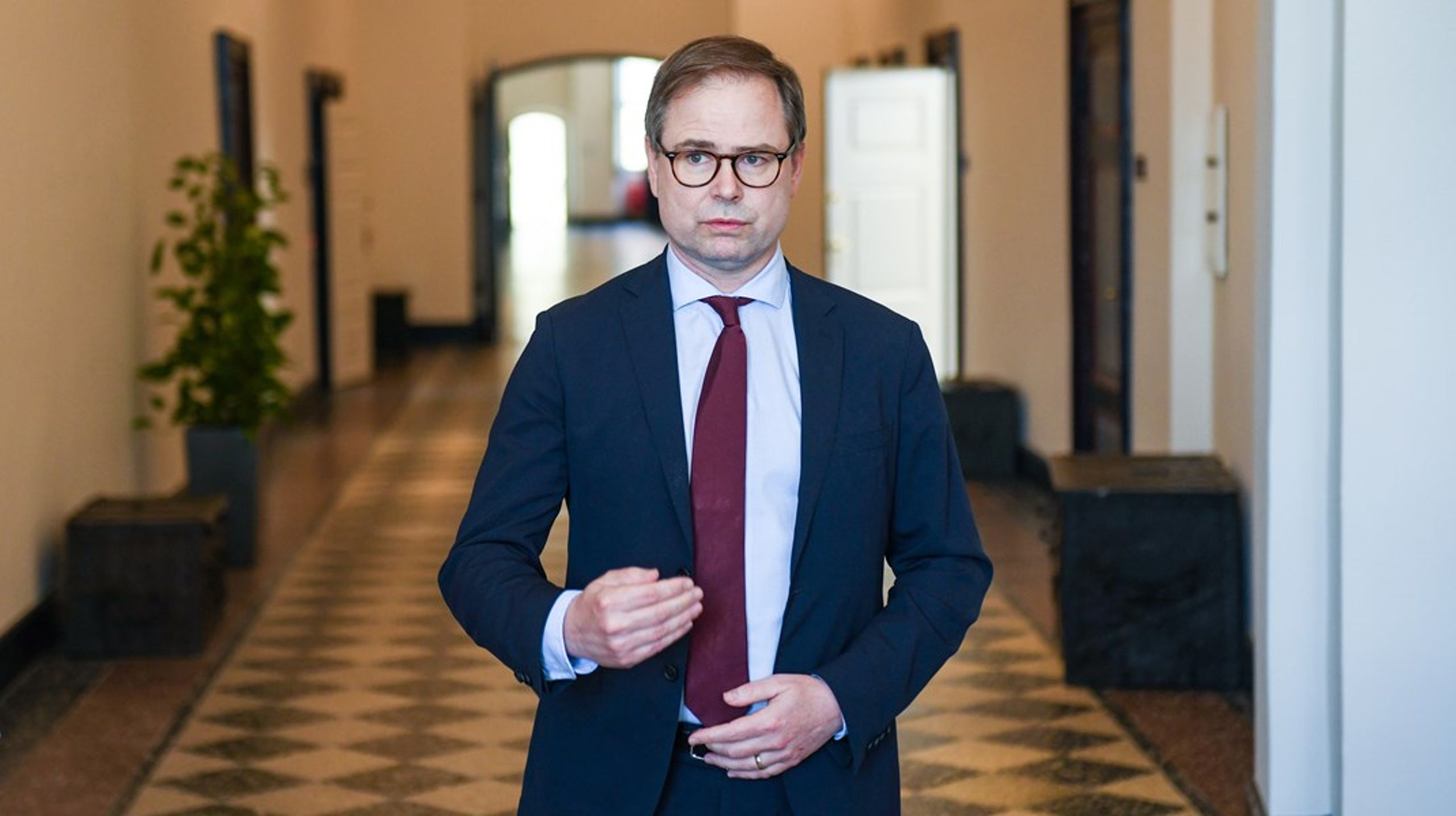 Finansminister Nicolai Wammen (S) indledte mandag økonomiforhandlinger med Danske Regioner&nbsp;og tirsdag med KL. Ind til videre har han afvist&nbsp;ekstra krav udover demografien.
