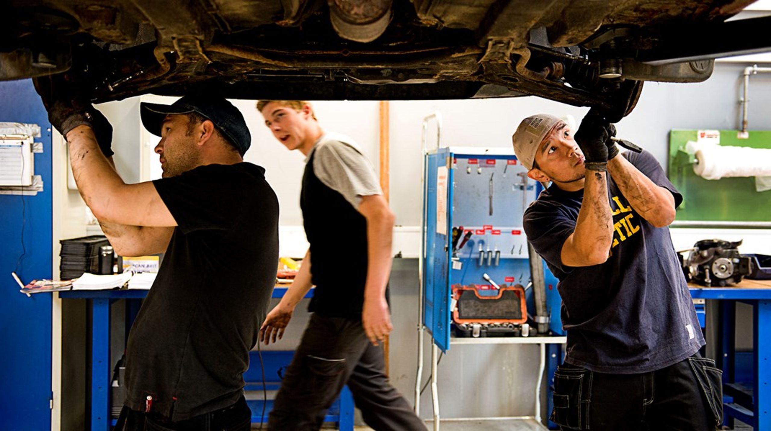 Erhvervsskolerne står overfor store udfordringer, men løsningen er ikke at sænke ambitionsniveauet og arbejdet ud fra laveste faglige fællesnævner., skriver Tina.