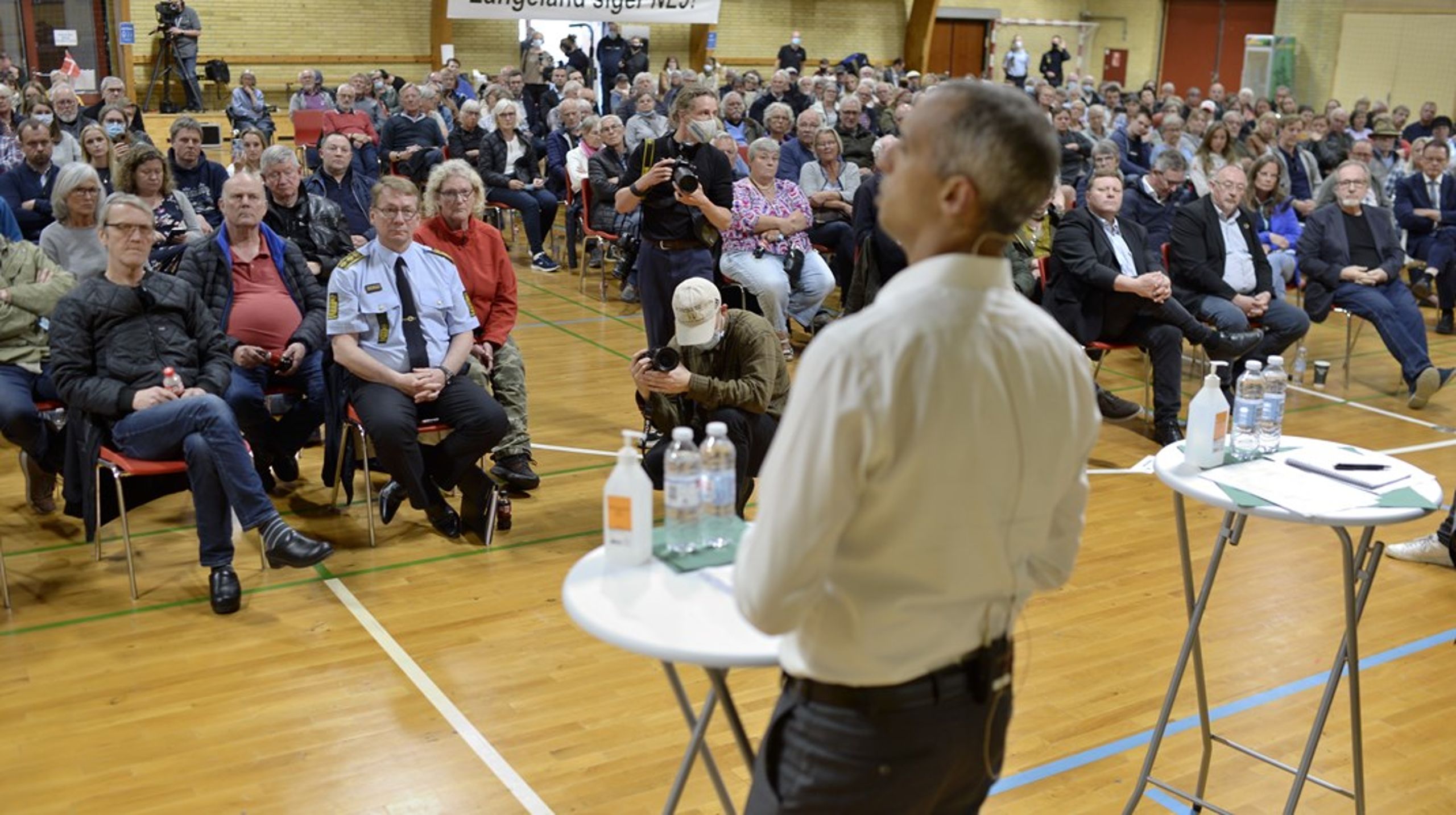 På et borgermøde torsdag&nbsp;sagde Tesfaye til <a href="https://nyheder.tv2.dk/politik/2021-05-20-mattias-tesfaye-indkalder-partier-til-moede-om-udrejsecenter-efter-store" target="_blank" rel="noopener">TV2</a>, at hvis et flertal i Folketinget er imod regeringens beslutning om at placere et nyt udrejsecenter på Langeland, så vil regeringen ikke tromle det igennem.