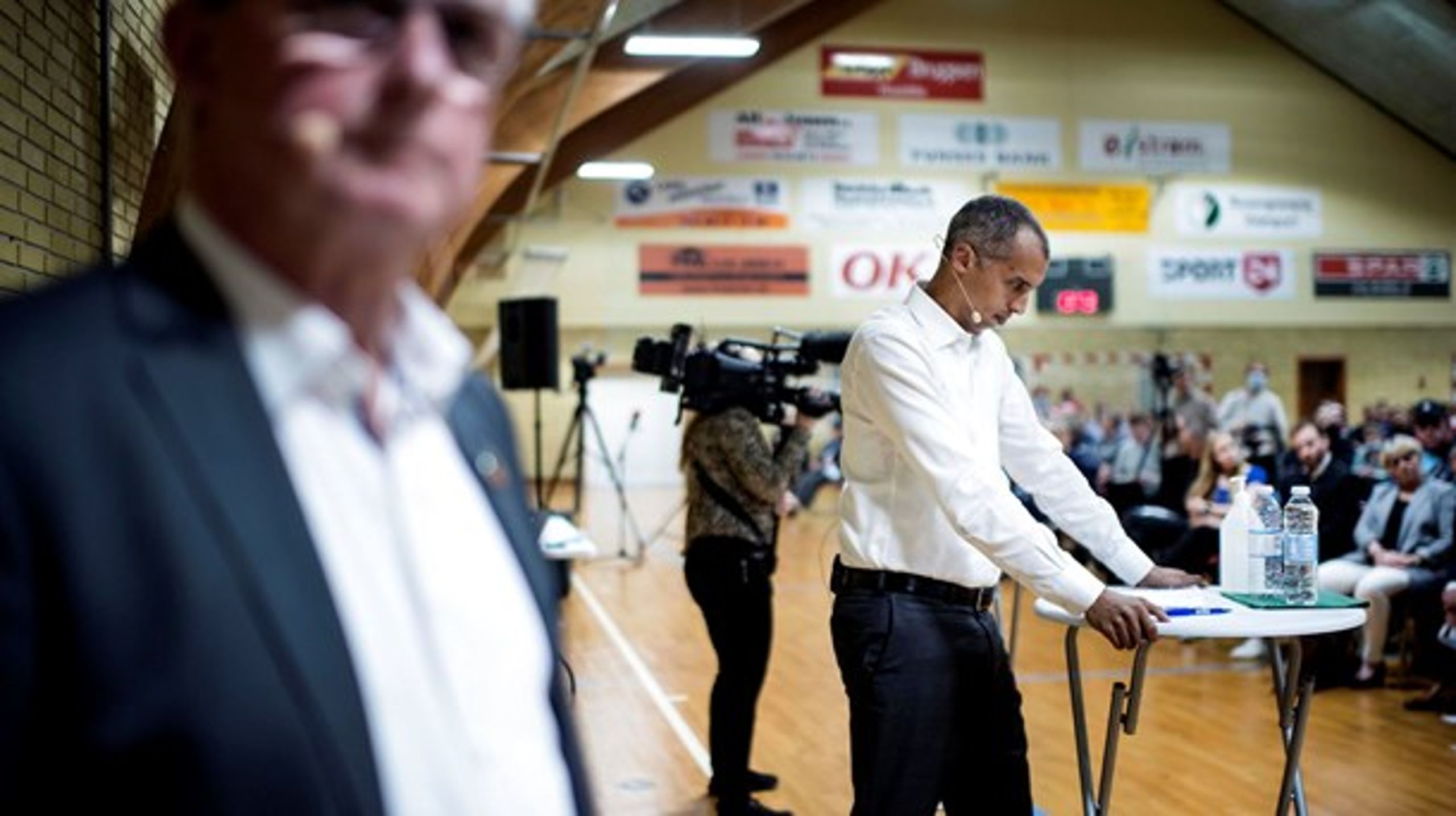 "Man vidste selvfølgelig, der ville komme lokale protester, men regeringen havde ikke regnet med, at SF ville bringe regeringen i mindretal,” siger Altingets politiske kommentator Erik Holstein om, hvad der gik galt med regeringens plan om et nyt udrejsecenter på Langeland.