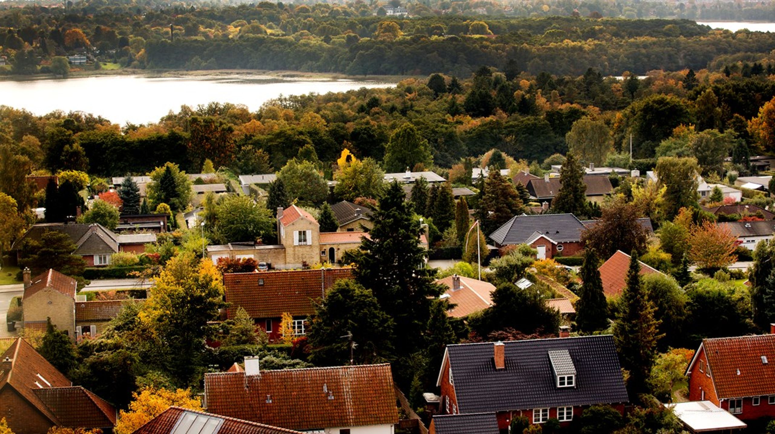 Økonomer, interessenter og politikere har debatteret, hvorvidt de ville regulere de&nbsp;stigende&nbsp;boligpriser, og hvordan de ville foretage eventuelle indgreb.