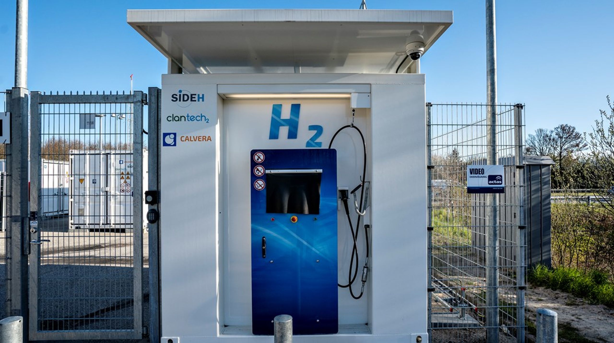 Det er vigtigt at sikre en reel grøn omstilling af den tunge vejtransport ved
at investere massivt i brint, skriver Heino Knudsen og Thomas Becker. Billedet viser en brinttankstation brugt af Danmarks tre første brintbusser i Aalborg.