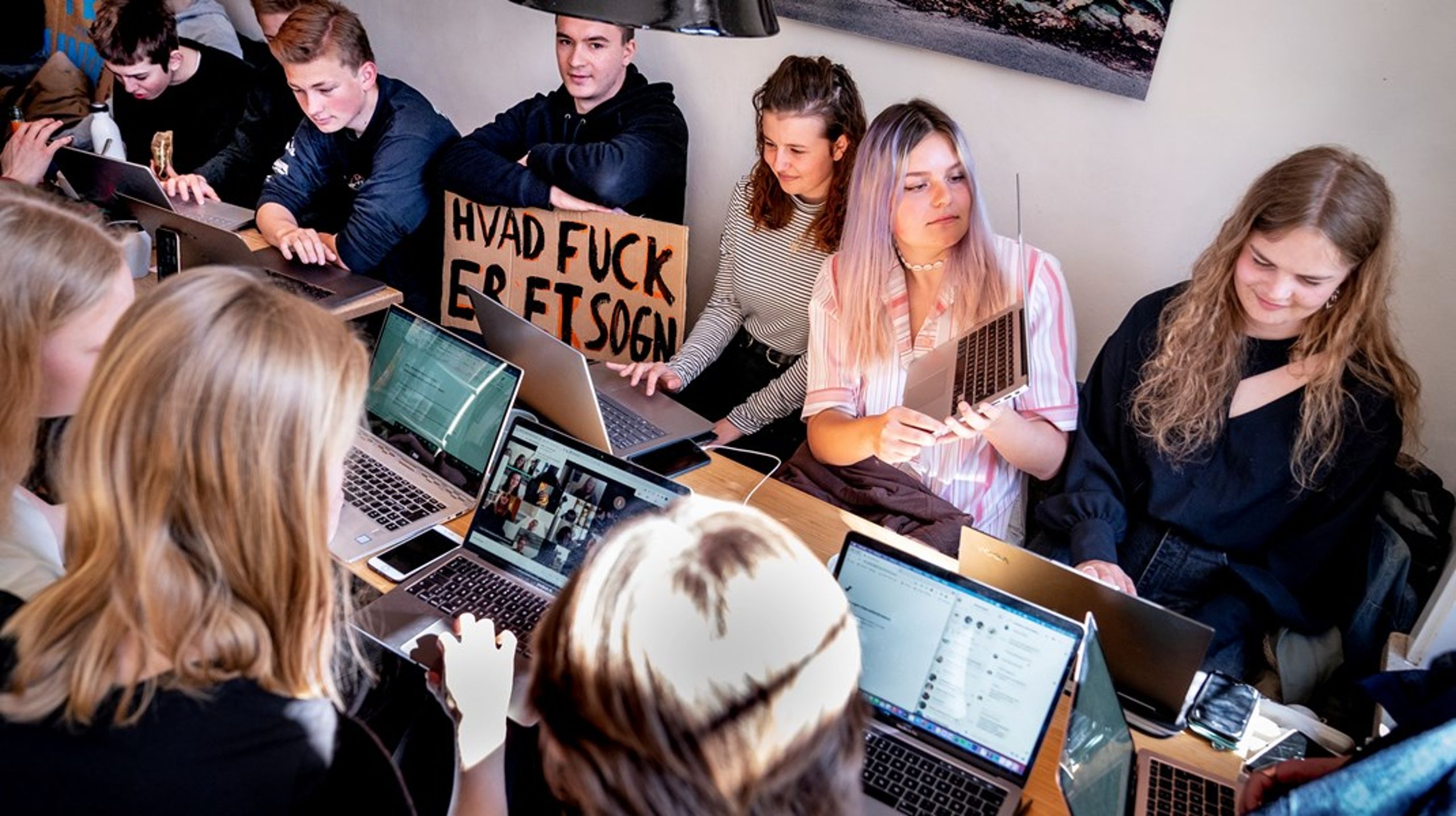 Coronakrisen har vist os, at det, der betyder allermest for den faglige og sociale udvikling, er lærere og klassekammerater. Derfor skal vi ikke diskutere mere virtuel undervisning eller digitale programmer, skriver Ingrid Kjærgaard.