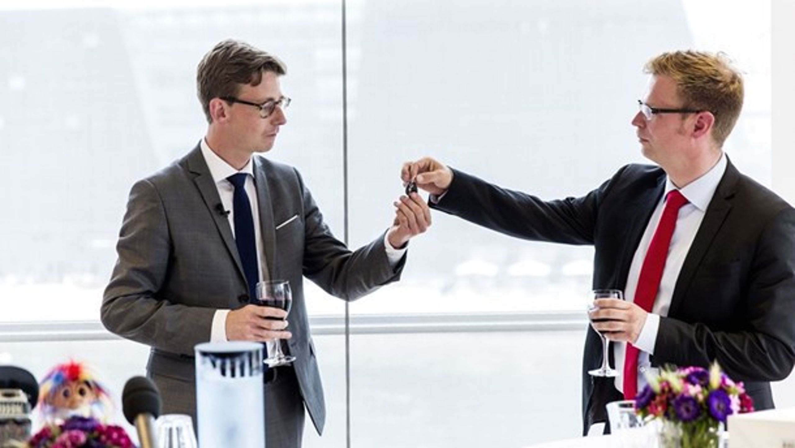 Daværende skatteminister Benny Engelbrecht (S) sagde i 2014, at det nye system for ejendomsvurderinger ville være klar i 2017. Senere udskød hans efterfølger, Karsten Lauritzen (V), vurderingerne til 2020. Men boligejerne venter stadig.&nbsp;(Arkivfoto fra overdragelsen i 2015)