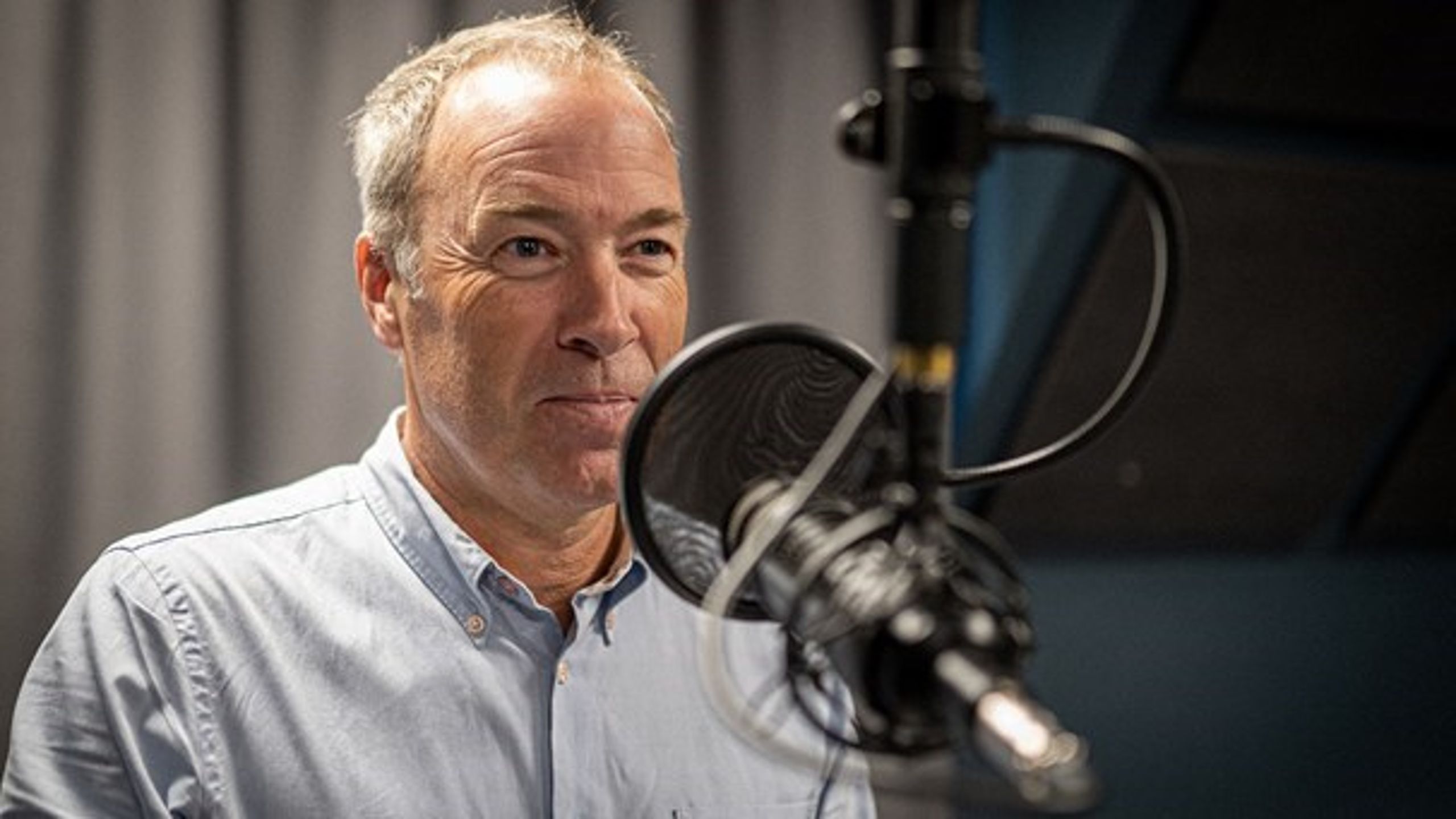 Thomas Benfield har modtaget en pris for sin indsats under coronakrisen. Her medvirker han i Altingets podcast-studie, hvor han siden marts 2020 har formidlet sin viden om epidemien.