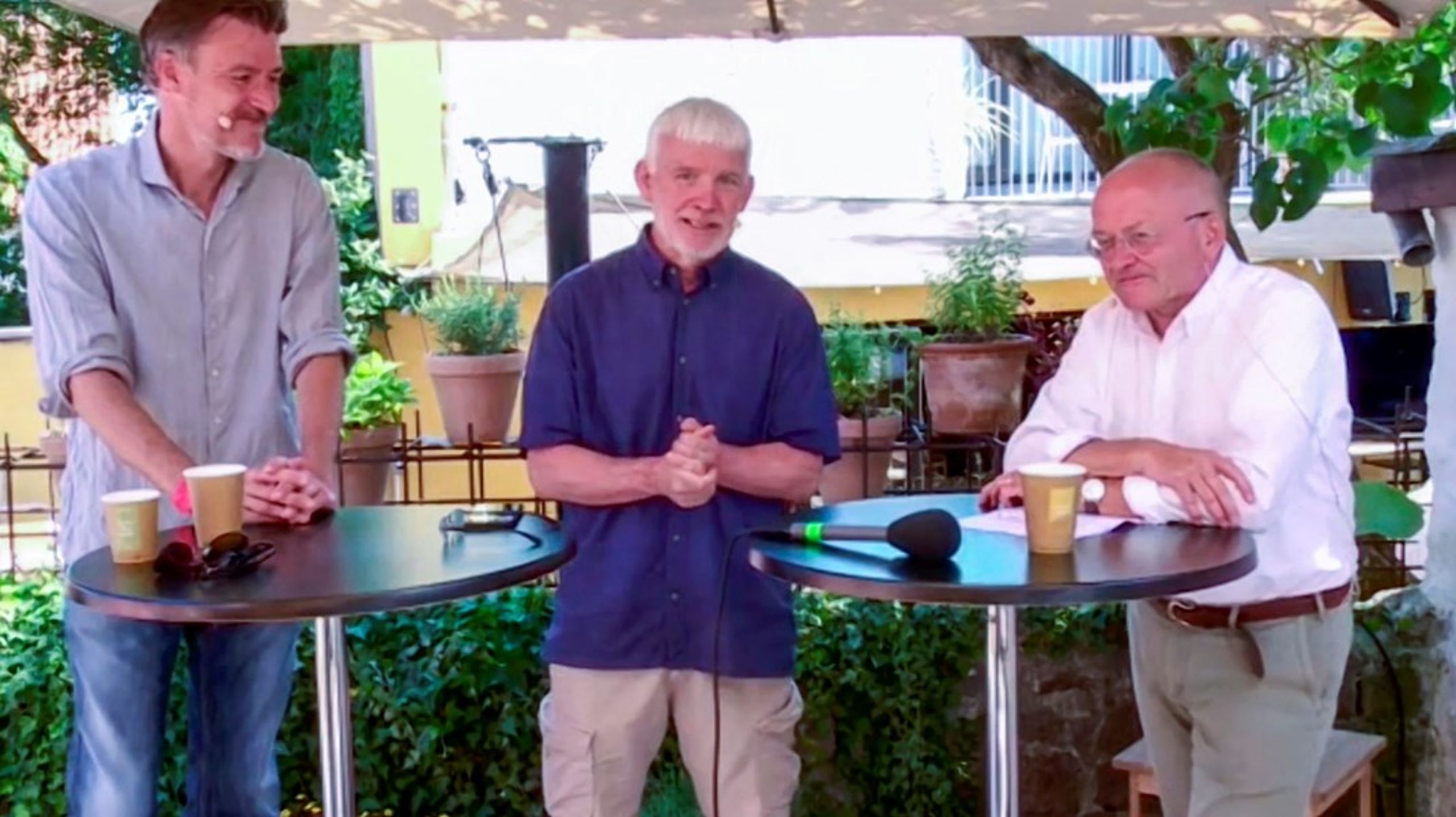 Ulrik Vestergaard Knudsen (til venstre) og Torben Möger Pedersen debatter på Folkemødet i Allinge fredag formiddag. Debattens moderator er Lars Kirdan, nordisk direktør for forretningsudvikling i SAS Institute (i midten).&nbsp;