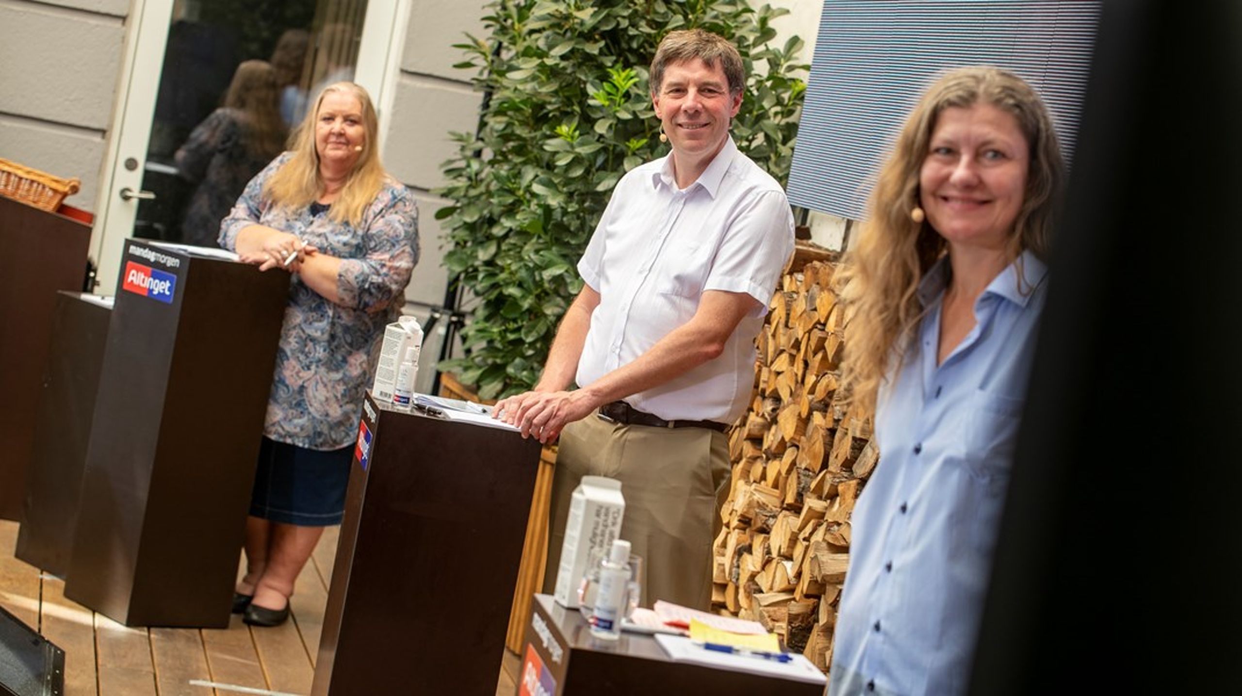 Fødevaredebatten om afgifter havde paneldeltagere med både i København og på Bornholm. Fra venstre ses her&nbsp;moderator Lisbeth Knudsen, vicedirektør i DSK Claus Bøgelund og afdelingschef i Kræftens Bekæmpelse Mette Lolk Hanak.