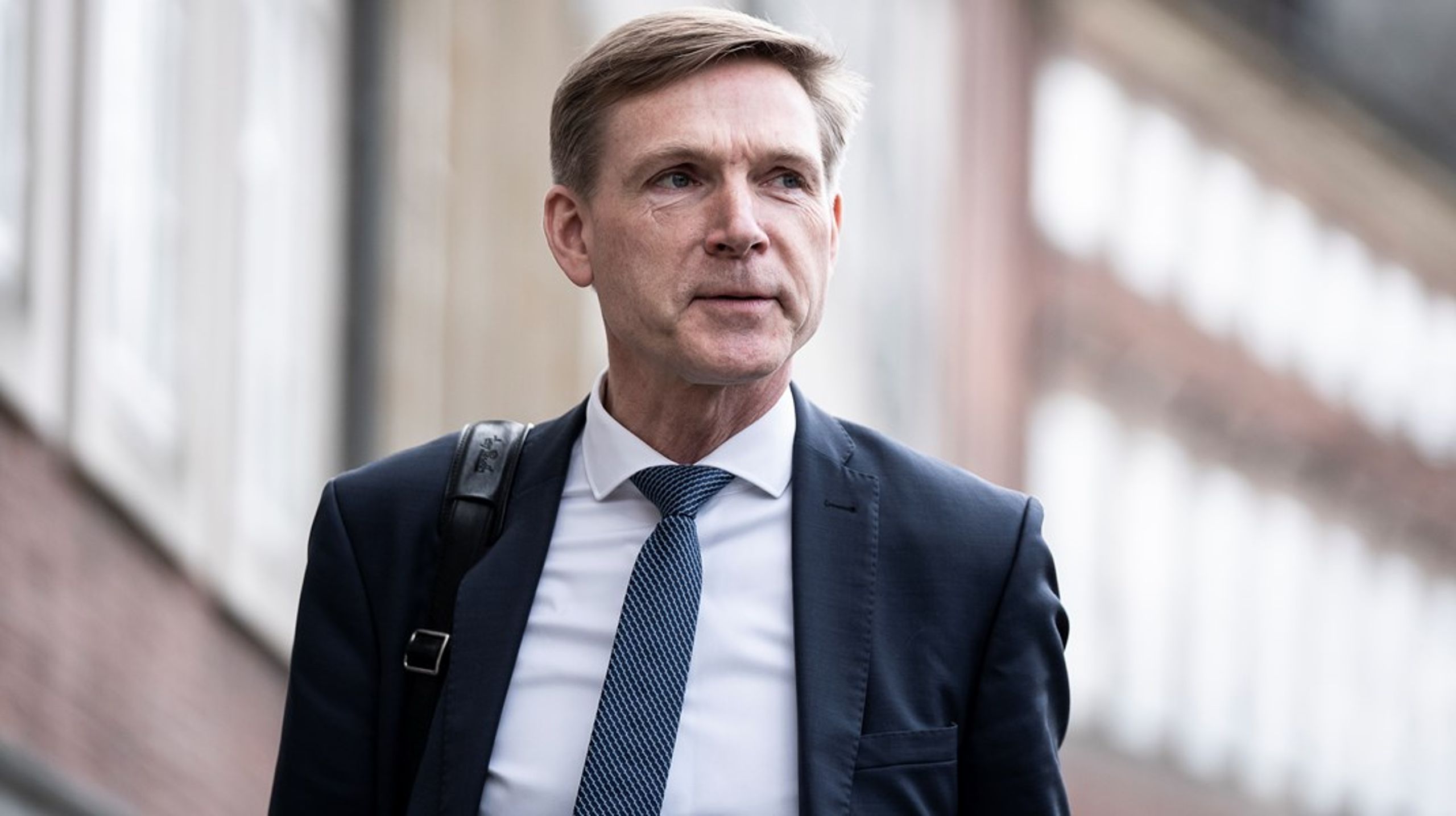 Kristian Thulesen Dahl har sat spørgsmålstegn ved fastkurspolitikken, som i årtier har&nbsp;været betragtet som en hellig ko, som stort set samtlige partier på Christiansborg har støttet, skriver Søren Hove Ravn.