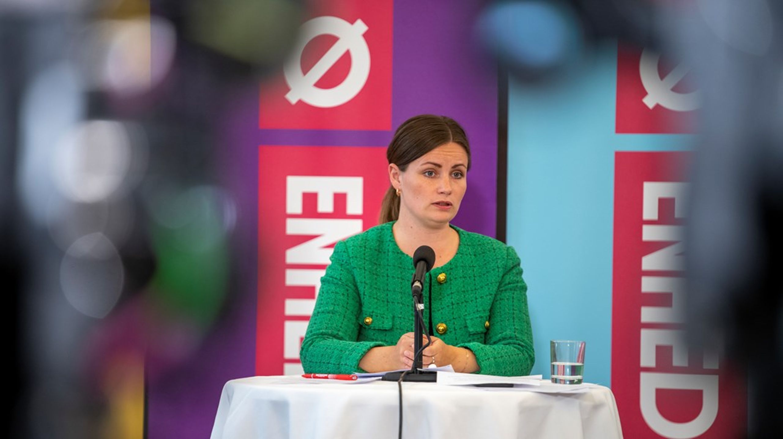 På Enhedslistens sommergruppemøde gjorde politisk ordfører Mai Villadsen det klart, at det kan blive et stormfuldt politiske efterår, hvis ikke regeringen imødekommer partiets krav på kontanthjælps- og klimaområdet.&nbsp;&nbsp;