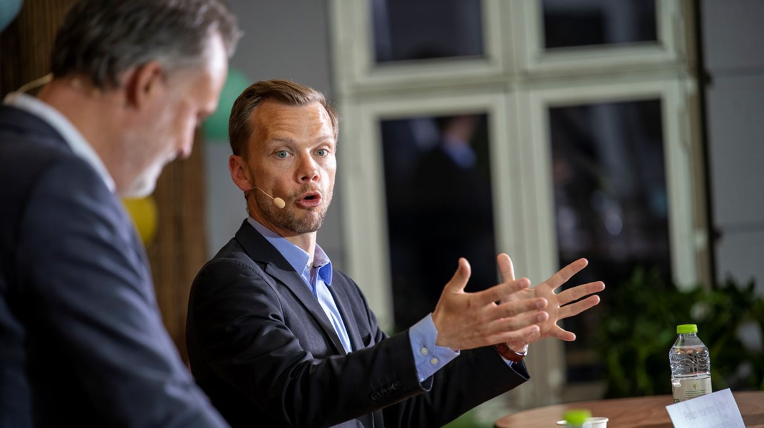 Beskæftigelsesministeren har indkaldt arbejdsmarkedets parter til trepartsforhandlinger om initiativer, der kan sikre flere hænder til virksomhederne.&nbsp;