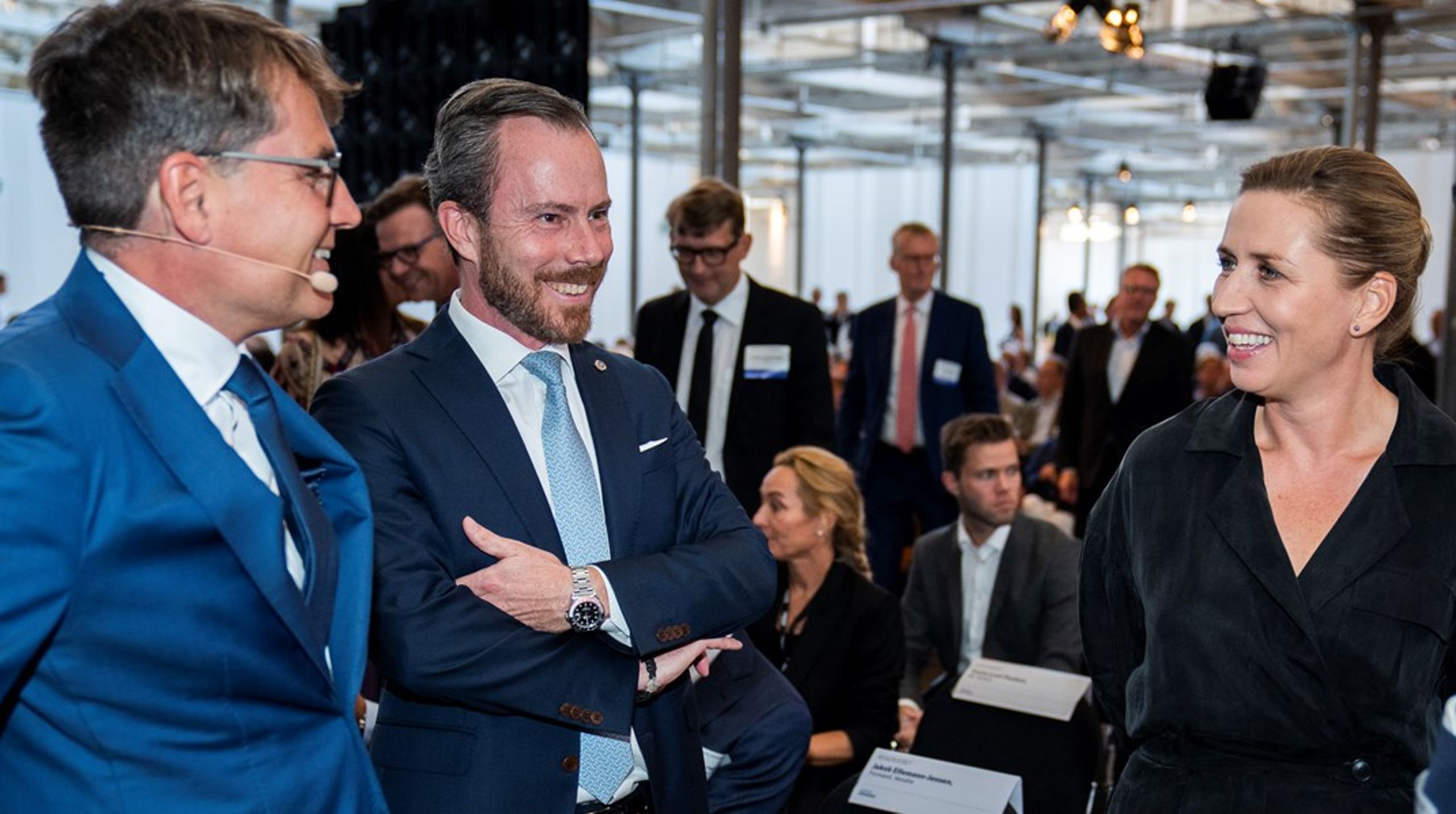 Mette Frederiksen (S) og Jakob Ellemann-Jensen (V) sammen med Dansk Erhvervs Brian Mikkelsen.&nbsp;