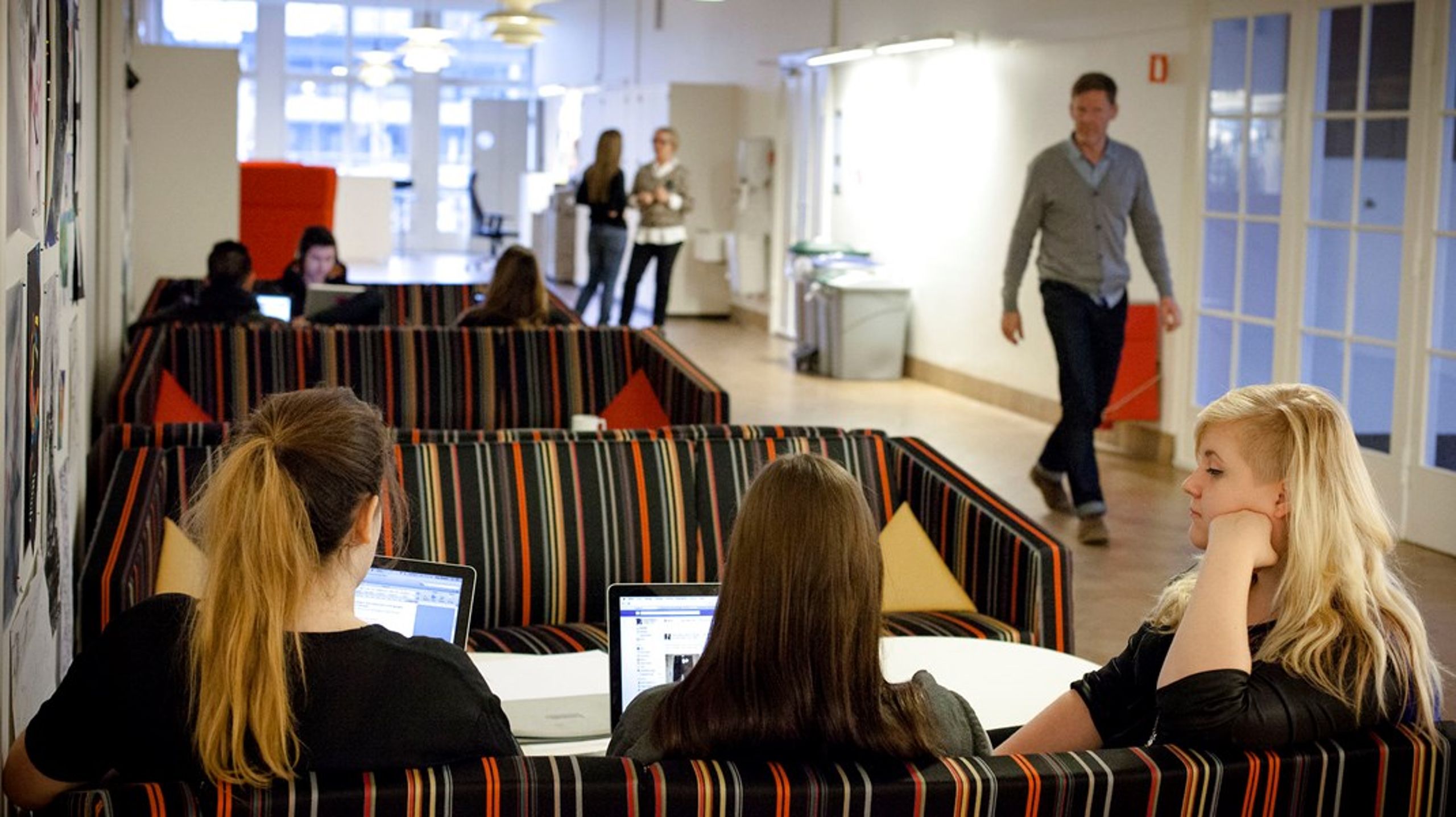 På mange hf-uddannelser går eleverne i sammensatte klasser, hvor eleverne har valgt forskellige fagpakker. Det betyder, at det er svært at tone undervisningen mod de professionsområder, som eleverne interesserer sig for, skriver EVA.