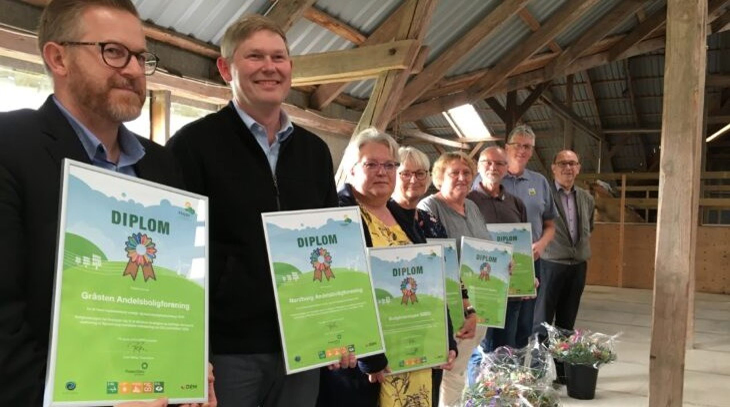 I slutningen af august overrakte Sønderborg Kommunes diplomer til de seks&nbsp; boligforeninger som tak for&nbsp; deres indsats.&nbsp; På fotoet ses Brian Larsen (GAB), Søren Weiss (NAB), Annalise Lyngkilde (Søbo), Vivian Engelbredt (SAB), Helle Kjær Christensen (Danbo) og Torben Sørensen (B42).&nbsp;