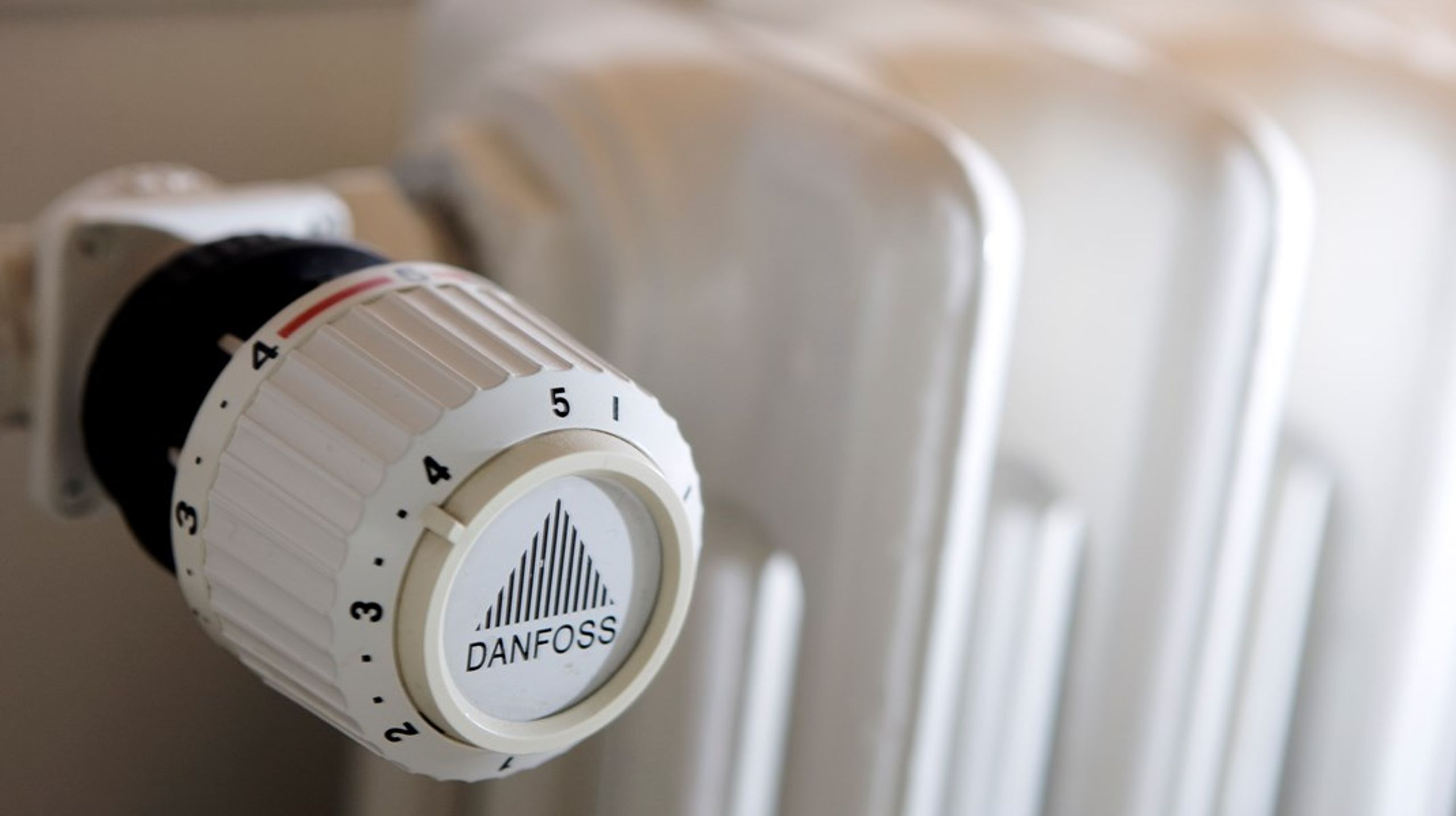 Det giver ikke mening at koble varmeregningen op på indeklimamålinger, da erfaringen viser, at almindelig hverdagsadfærd såsom et tændt stearinlys, kæledyr eller gæster kan give en dyrere regning, skriver Tony Franke, Benny Mathiesen og Carsten Hejgaard.&nbsp;