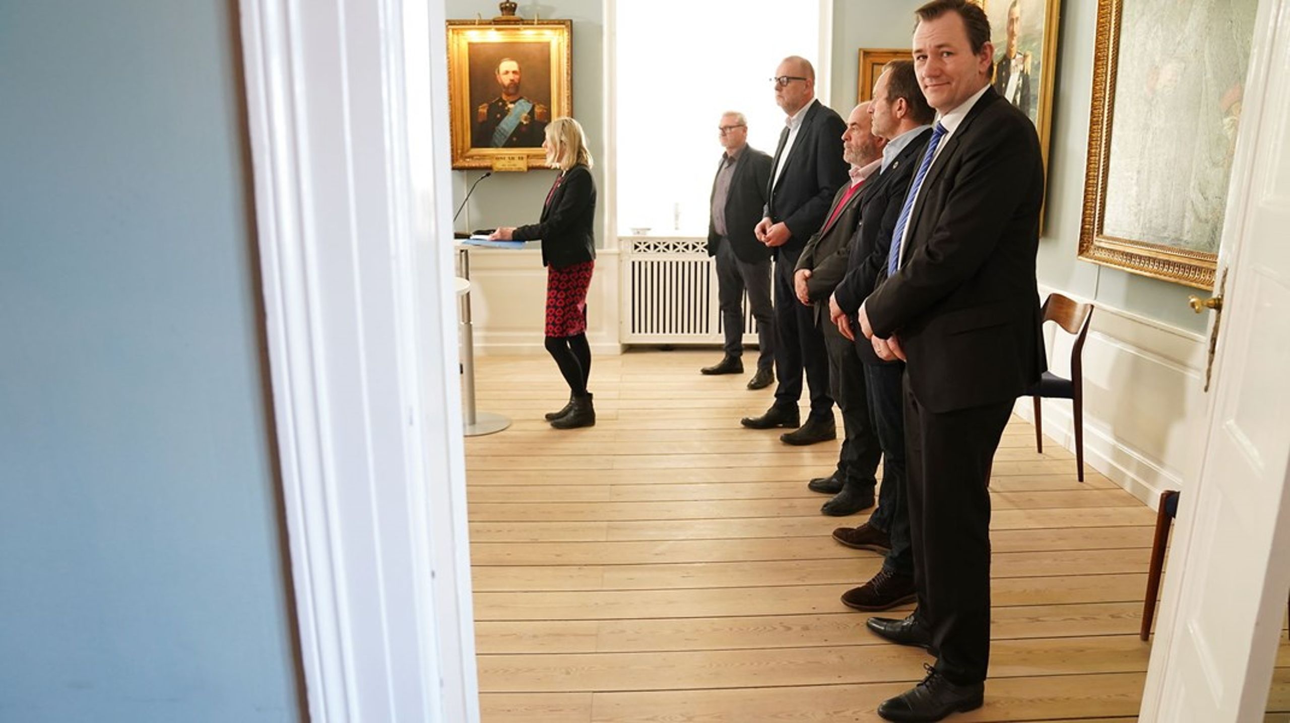 Forsvarsminister Trine Bramsen (t.v.) samt forsvarsordførerne for fem af de seks partier i den nuværende forsvarsforligskreds ved præsentationen af den arktiske kapacitetspakke i februar i år.