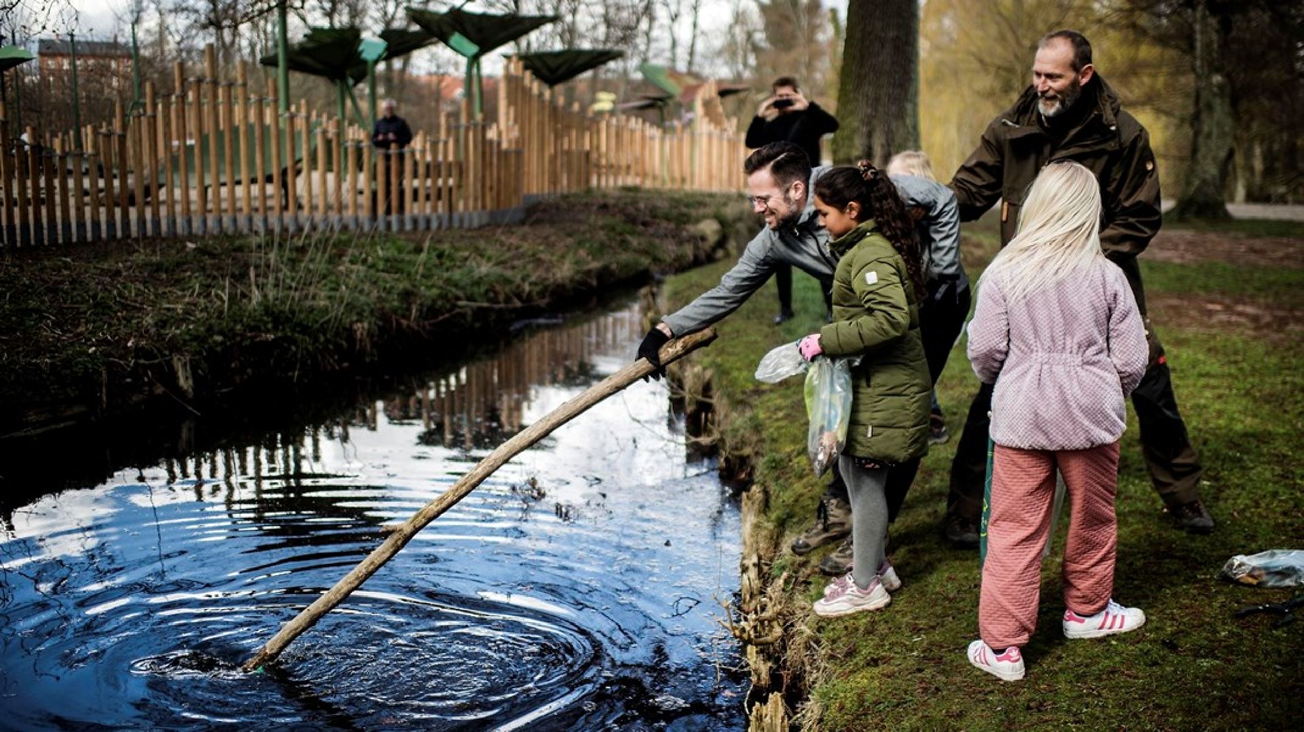 Bæredygtighed&nbsp;hører ikke kun hjemme i natur- og samfundsfag, men også i fag som historie, dansk og madkundskab, og lærerne har især fokus på forbrugskultur og klimaforandringer som væsentlige temaer, skriver Dorte Lange.