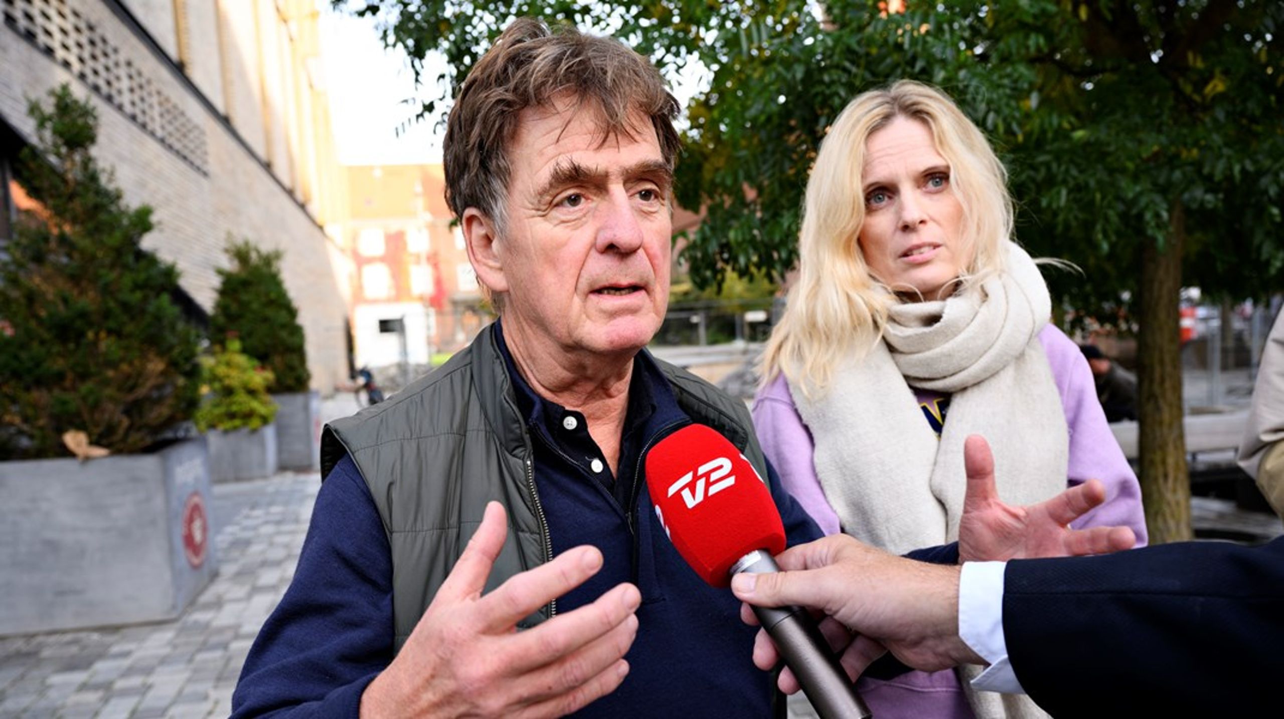 <div>Knud Foldschack og Natascha Ree Mikkelsen fra organisationen Repatriate the Children taler med pressen, efter en af de hjembragte kvinder fra Syrien har været fremstillet i grundlovsforhør i Retten på Frederiksberg torsdag den 7. oktober. De kritiserer de danske myndigheders modtagelse af de 3 kvinderne og deres 14 børn.</div>