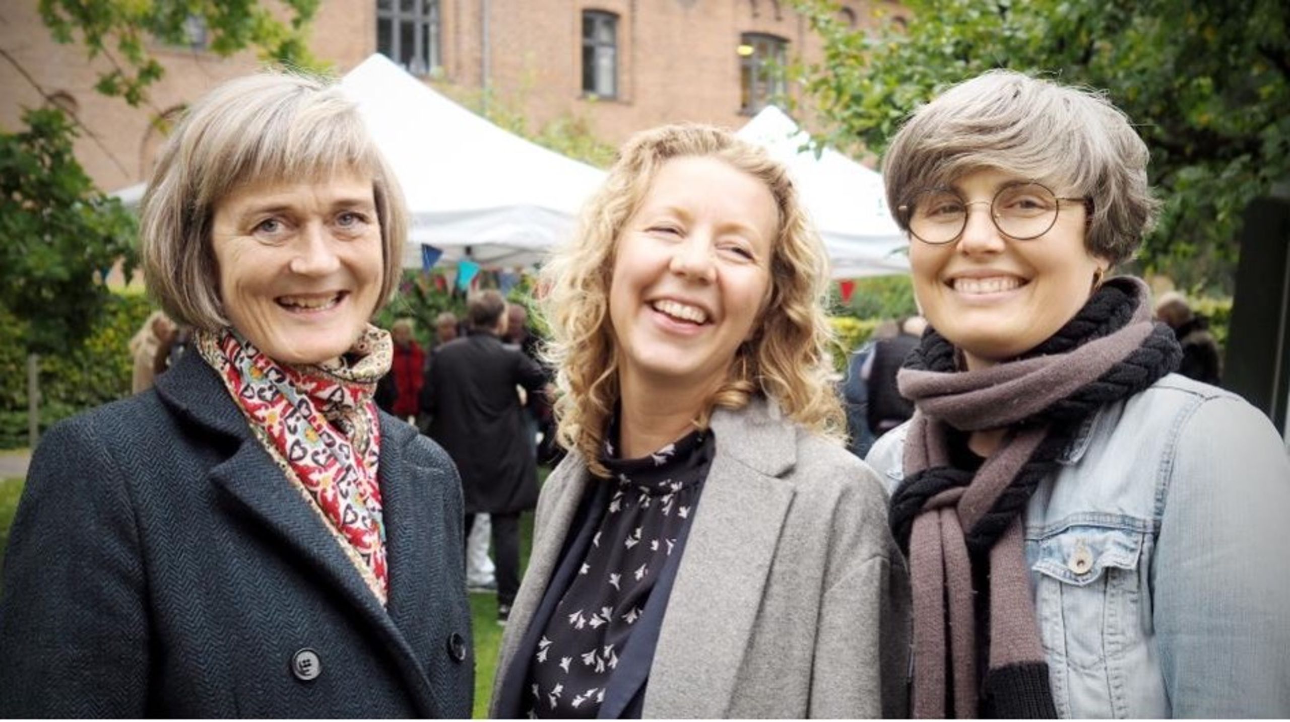 Fra venstre står frivilligkoordinator Signe Trap-Jensen, frivillighedskonsulent Ida Maria Vestergaard Petersen og frivilligkoordinator Maja Topsøe-Jensen, som har været med til at etablere Frivillig-Fagligt Netværk. Netværket har til formål at opkvalificere og sparre om ledelse af frivillige.<br>