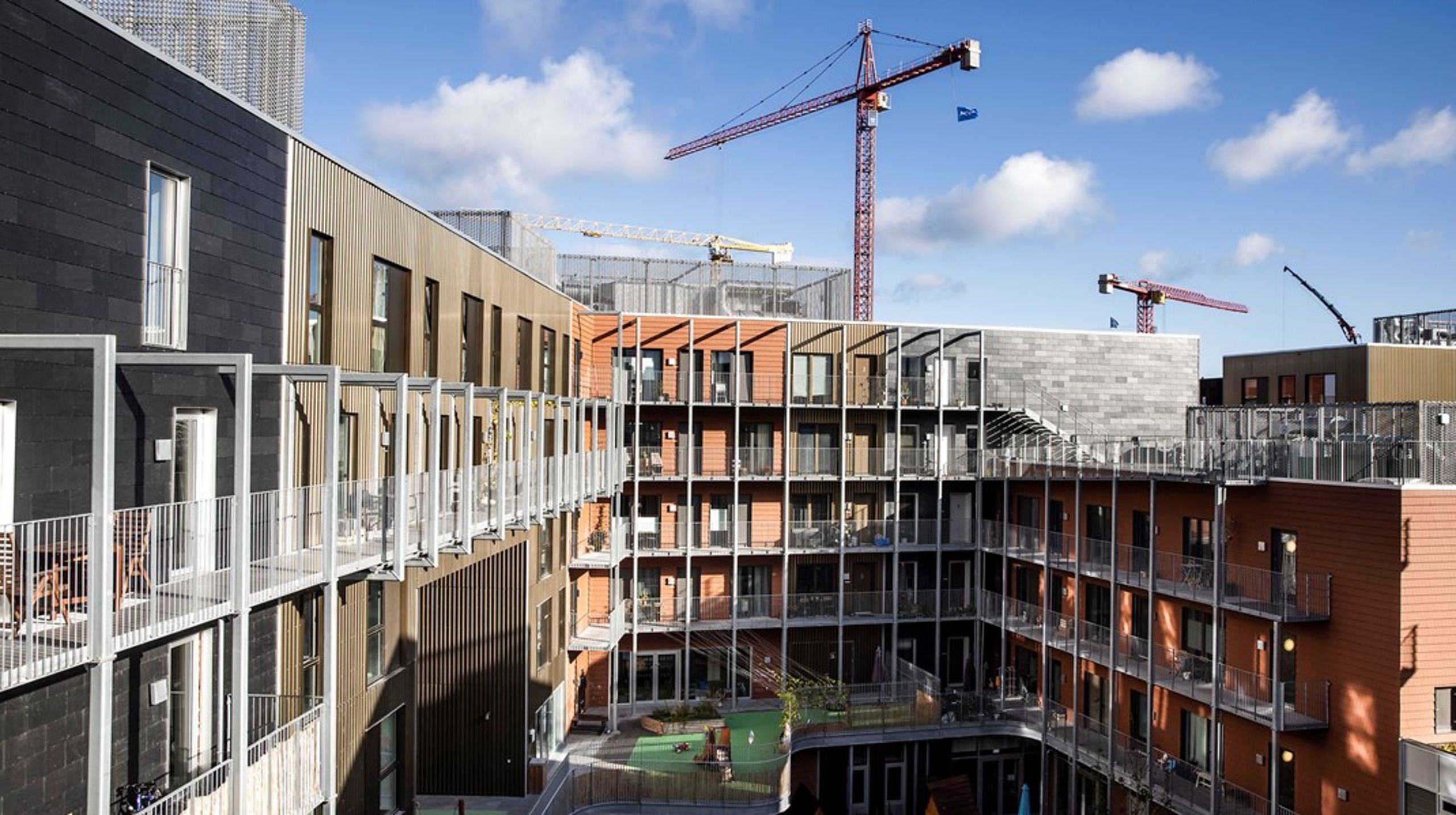 Boligselskaberne er bare bedre til at administrere boliger, end kommunen er.&nbsp;Kommunen&nbsp;skal ikke igen være spydspids i en politisk kamp, tiden er løbet fra, skriver&nbsp;Niels Frid-Nielsen.&nbsp;Her almene boliger i Nyhavn, København.