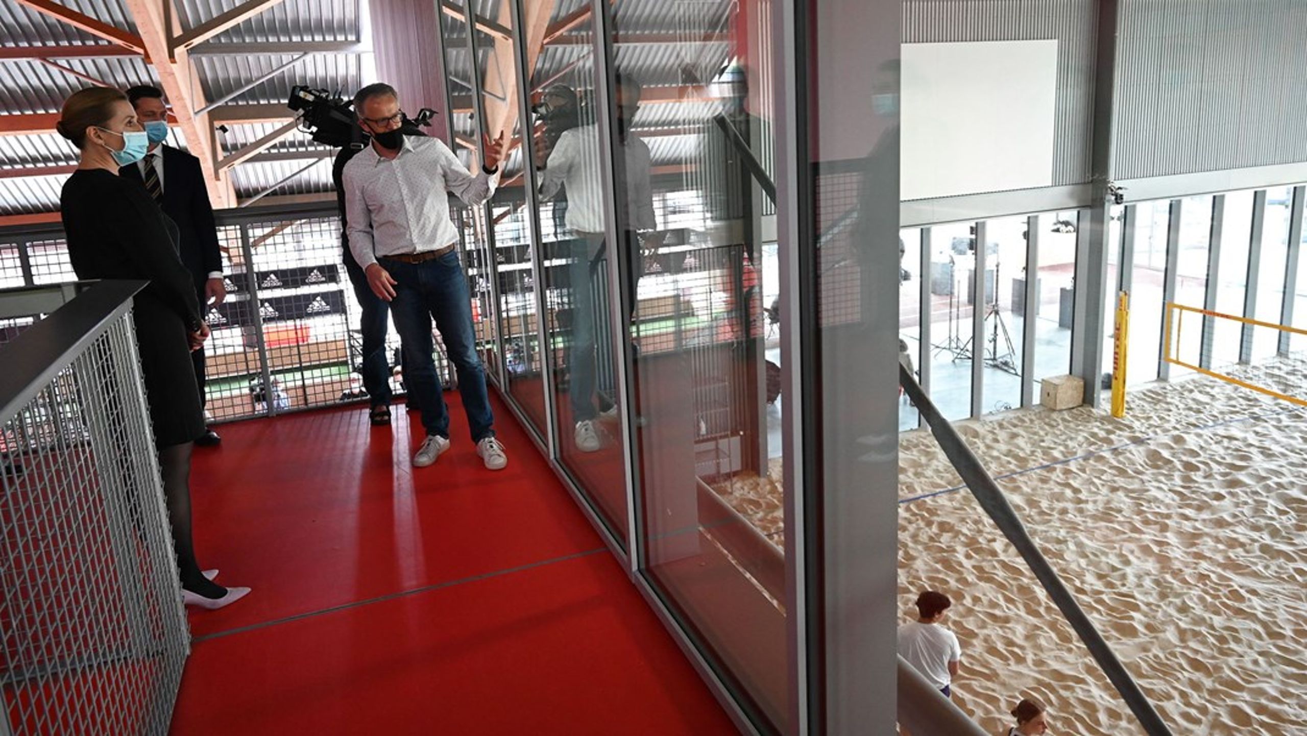 Den autonomt selvorganiserede gruppe skal naturligvis lære at gebærde sig i en hal med andre. Jeg oplever, at det sagtens kan lade sig gøre, når vi påtager os et tydeligt og synligt værtskab, skriver Jan Barslev.