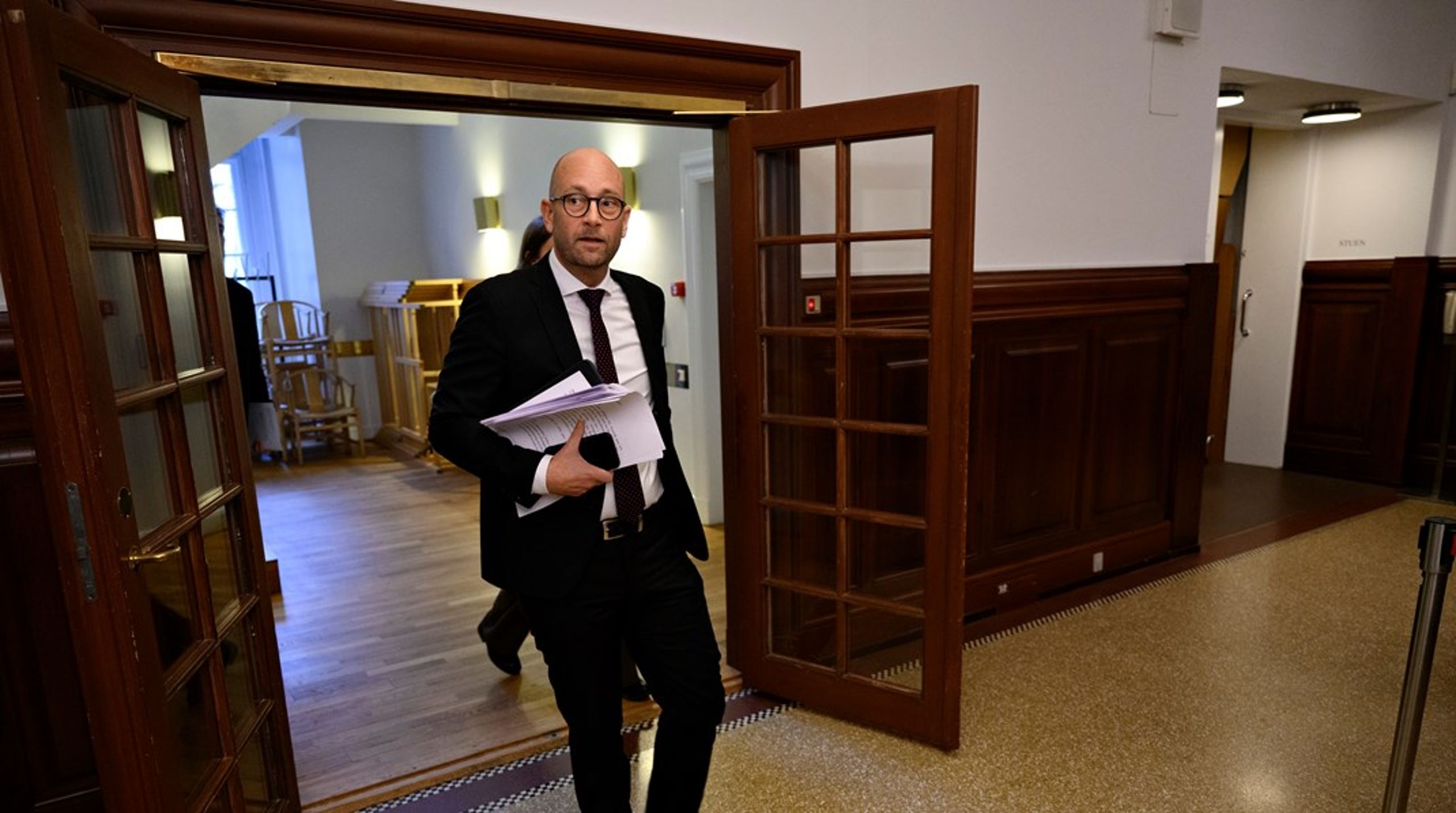 Fødevareminister Rasmus Prehn på vej til onsdagens samråd.&nbsp;