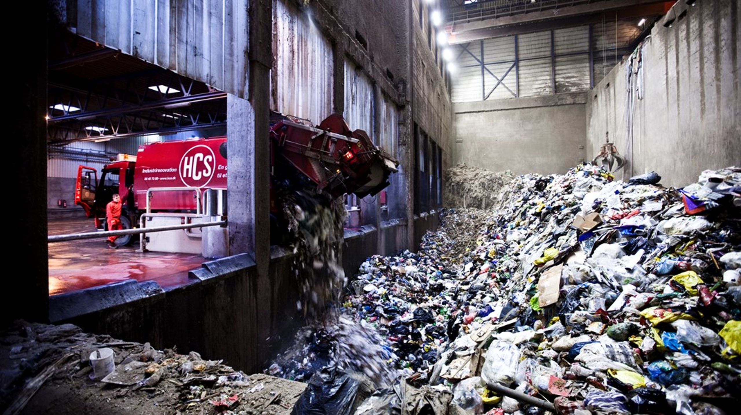 Hvis vi blander glas sammen med metal, skal det sorteres fra igen, før glasset når frem til glasværket. Og med hver håndtering går mere glas tabt og når aldrig frem til glasværket, skriver Niels Bukholt.&nbsp;