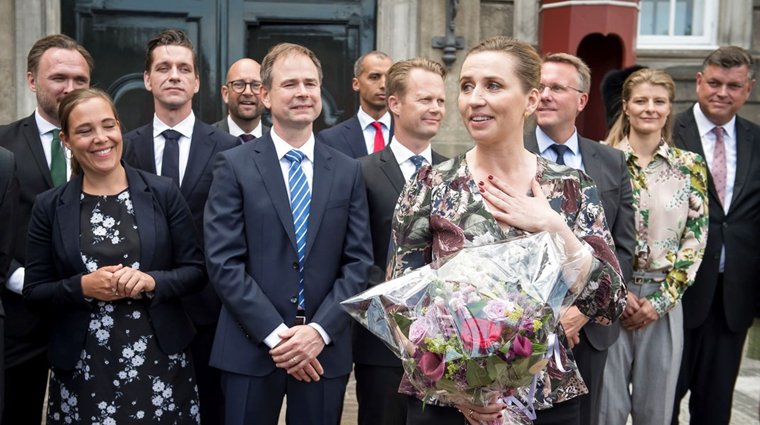 Bogen 'De rejste sig trodsigt i vrimlen' kammer til tider over i nostalgi og selvros i et glansbillede af et socialdemokratisk Danmark, skriver Nicolai Søndergård Kjær.