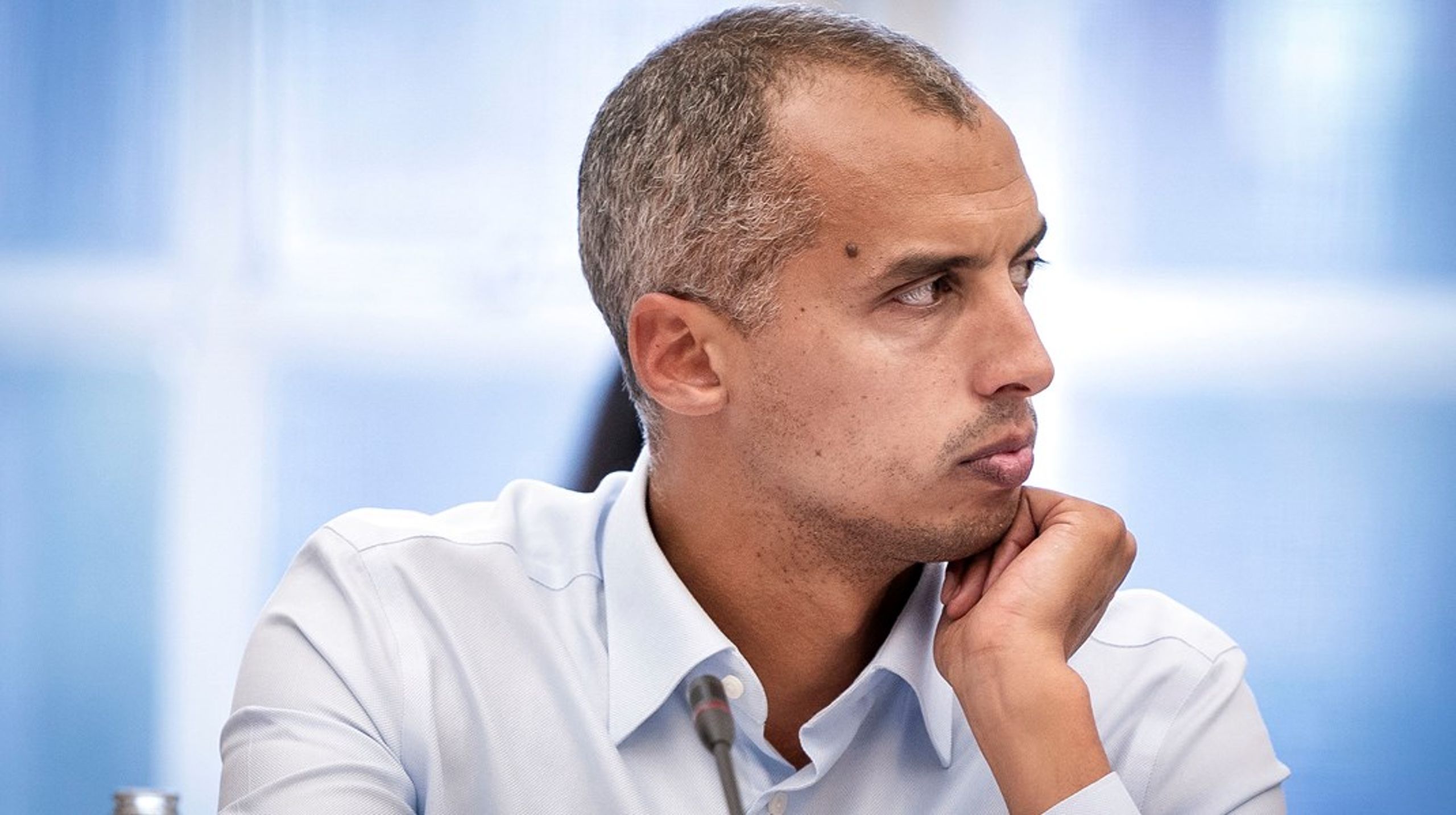 Mattias Tesfaye (S) påstår, at det er humant at eksportere dødelig pigtrådshegn til Lithauen, men det er ikke sandheden, skriver Nikolaj Villumsen (EL).