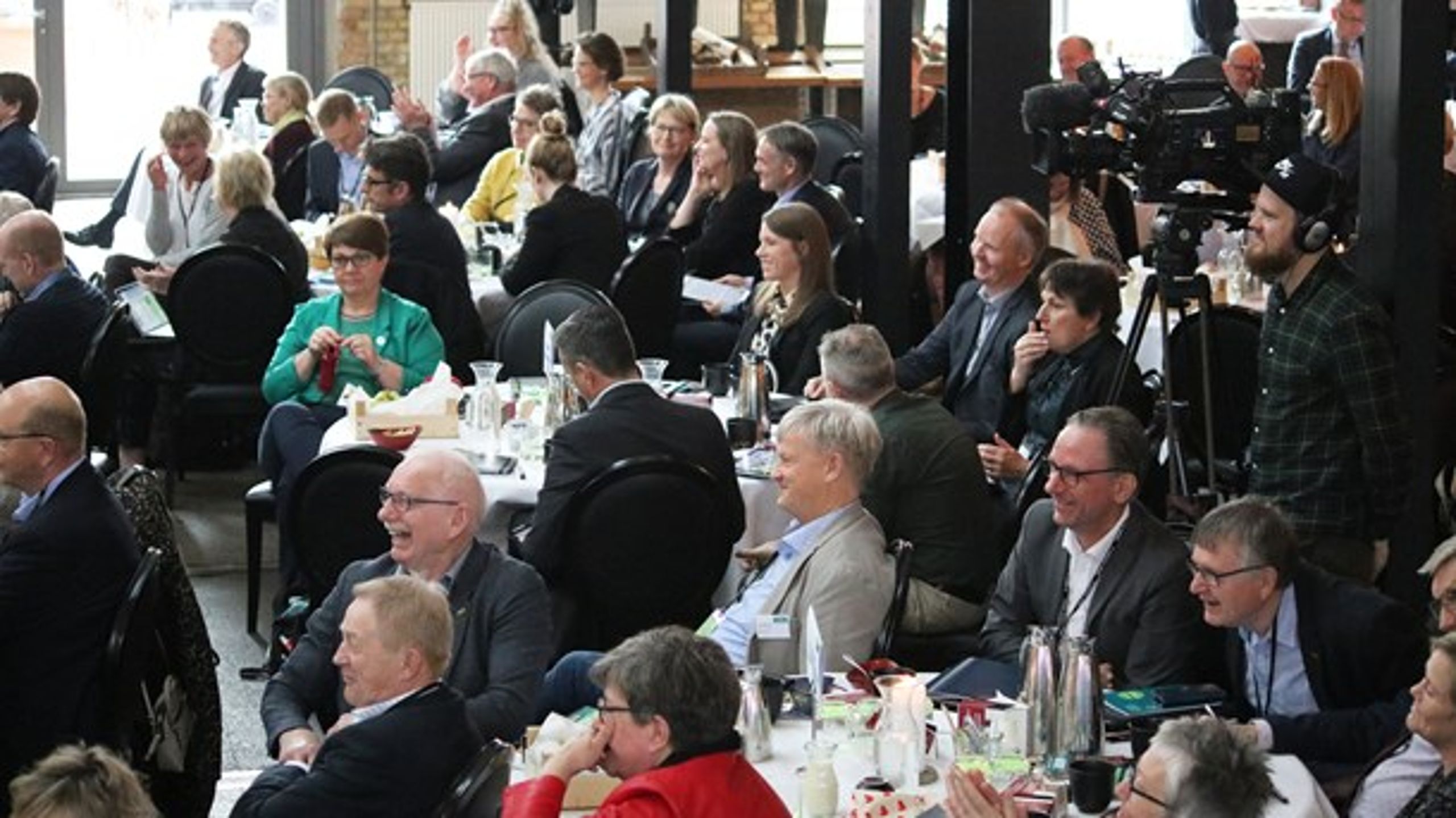 Det kan være en udfordring at kombinere møder i landets regionsråd med et fuldtidsarbejde, svarer de nuværende regionsrådsmedlemmer i en rundspørge. På billedet ses regionspolitikere til Danske Regioners generalforsamling.