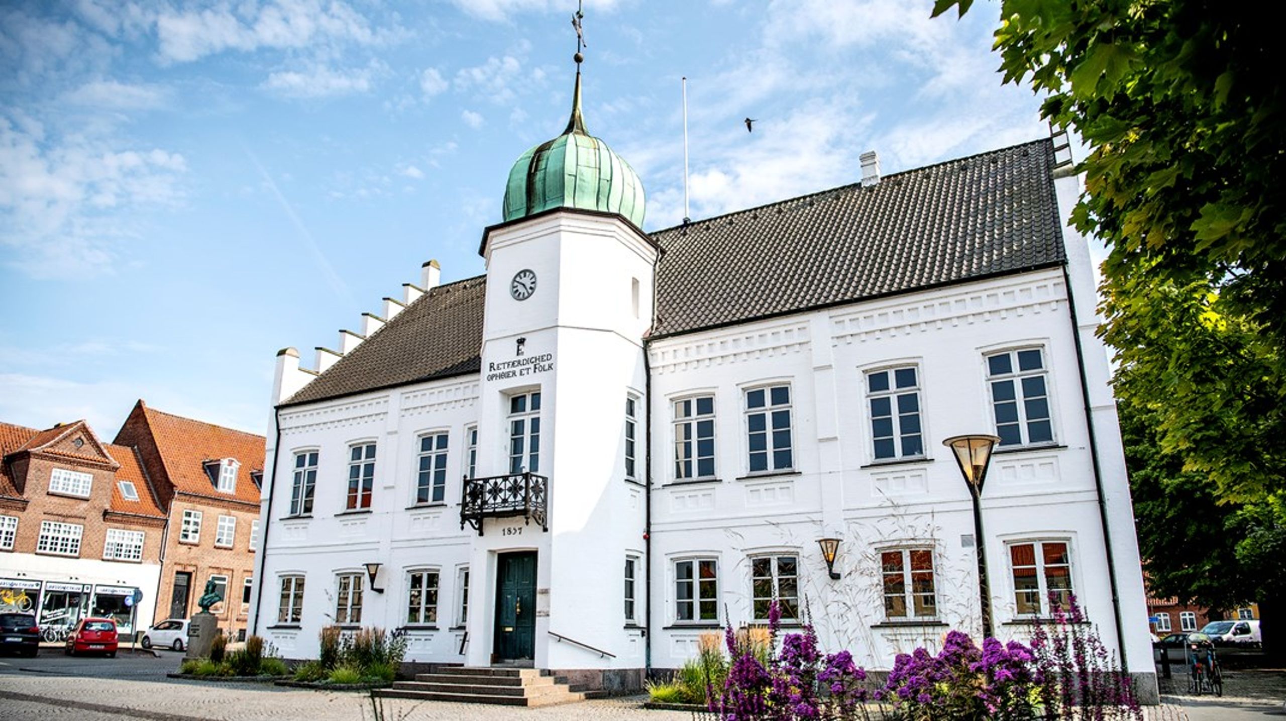 Det er uklogt for kommunerne at&nbsp;overtage små foreningers opgaver og drift. Civilsamfundet har en markant anden rolle i samfundet end os, mener Holger Schou Rasmussen (S), der har sin daglige gang på Lolland Kommunes rådhus.
