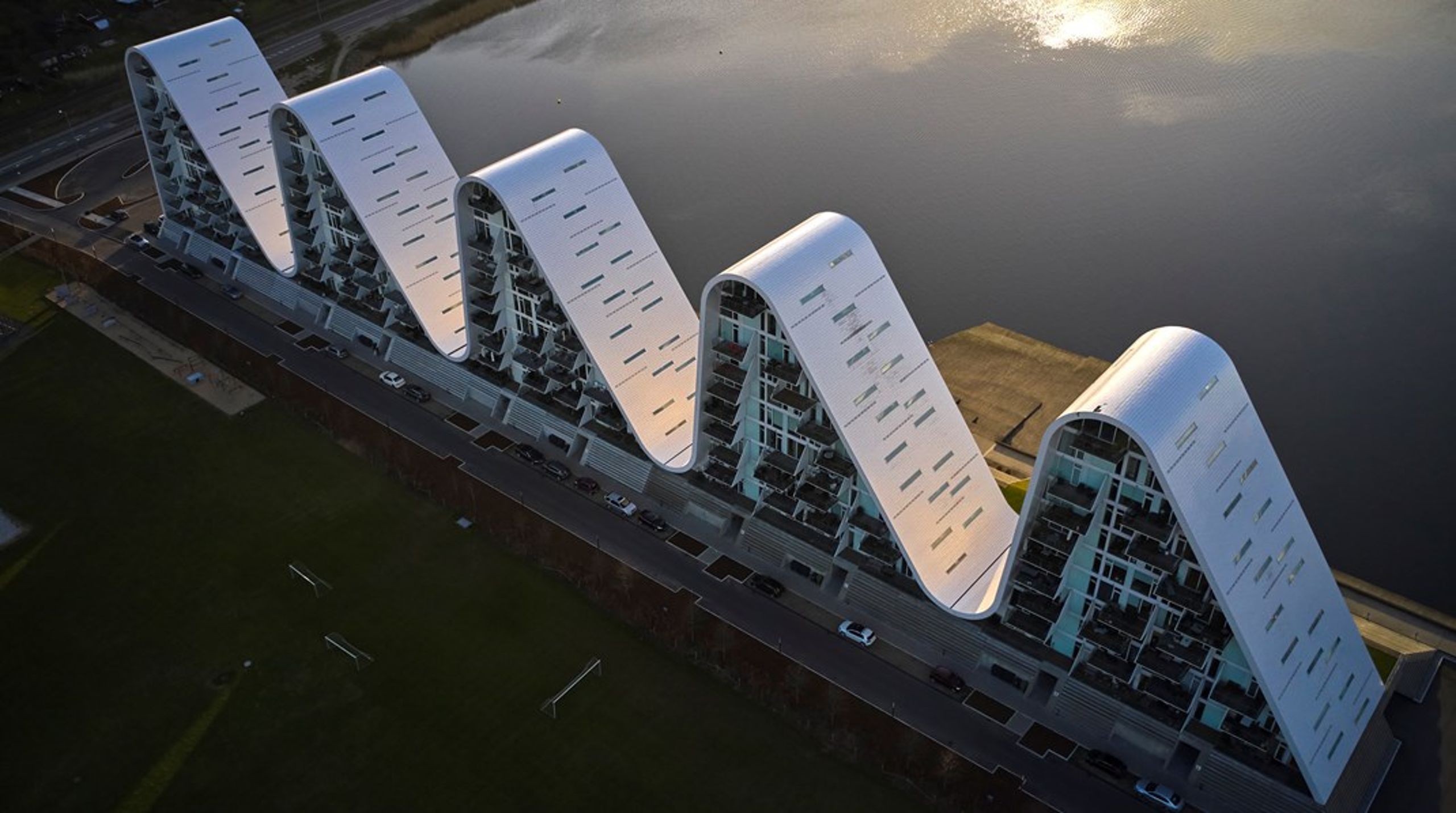 'Bølgen' er et af de mest kendte vartegn for Vejle, der som landets første kommune i 1997 fik en kommunal arkitekturpolitik.&nbsp;