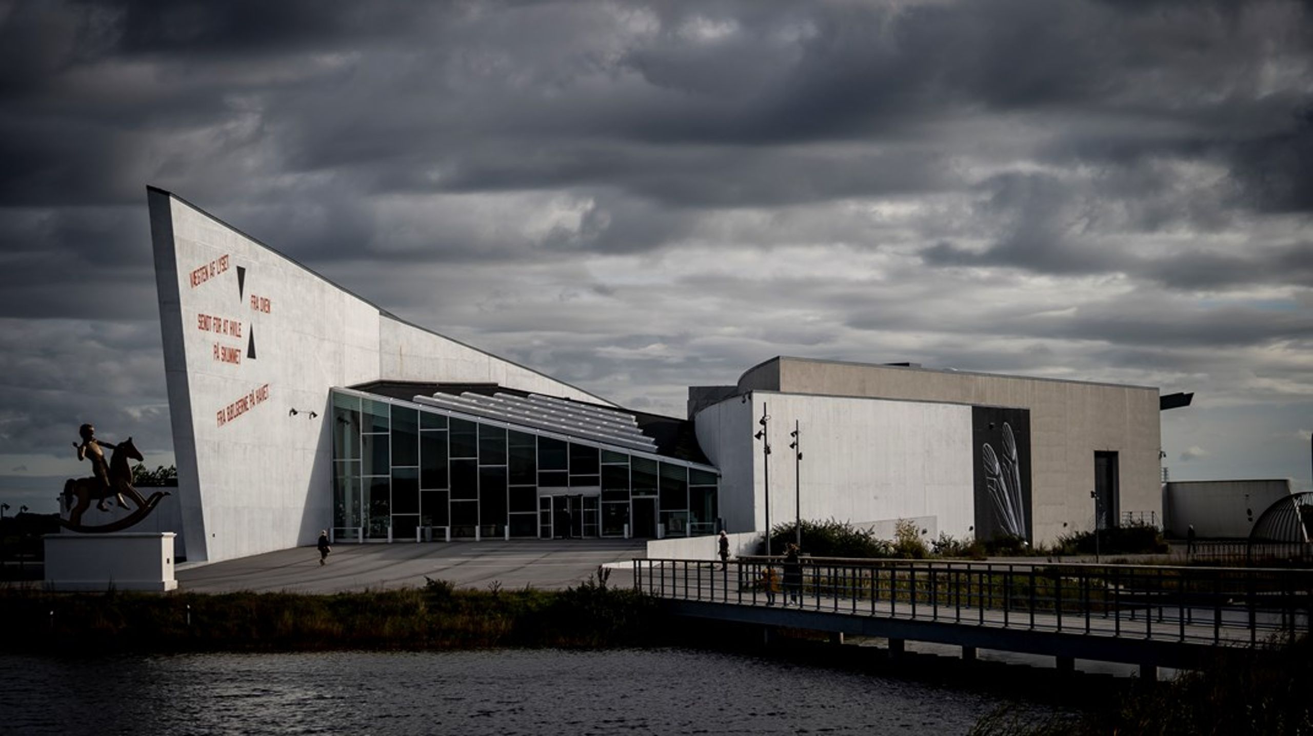 De sorte skyer hænger også i overført betydning over museet Arken, da flere medarbejdere kritiserer ledelseskulturen og det psykiske arbejdsmiljø på museet i Ishøj.