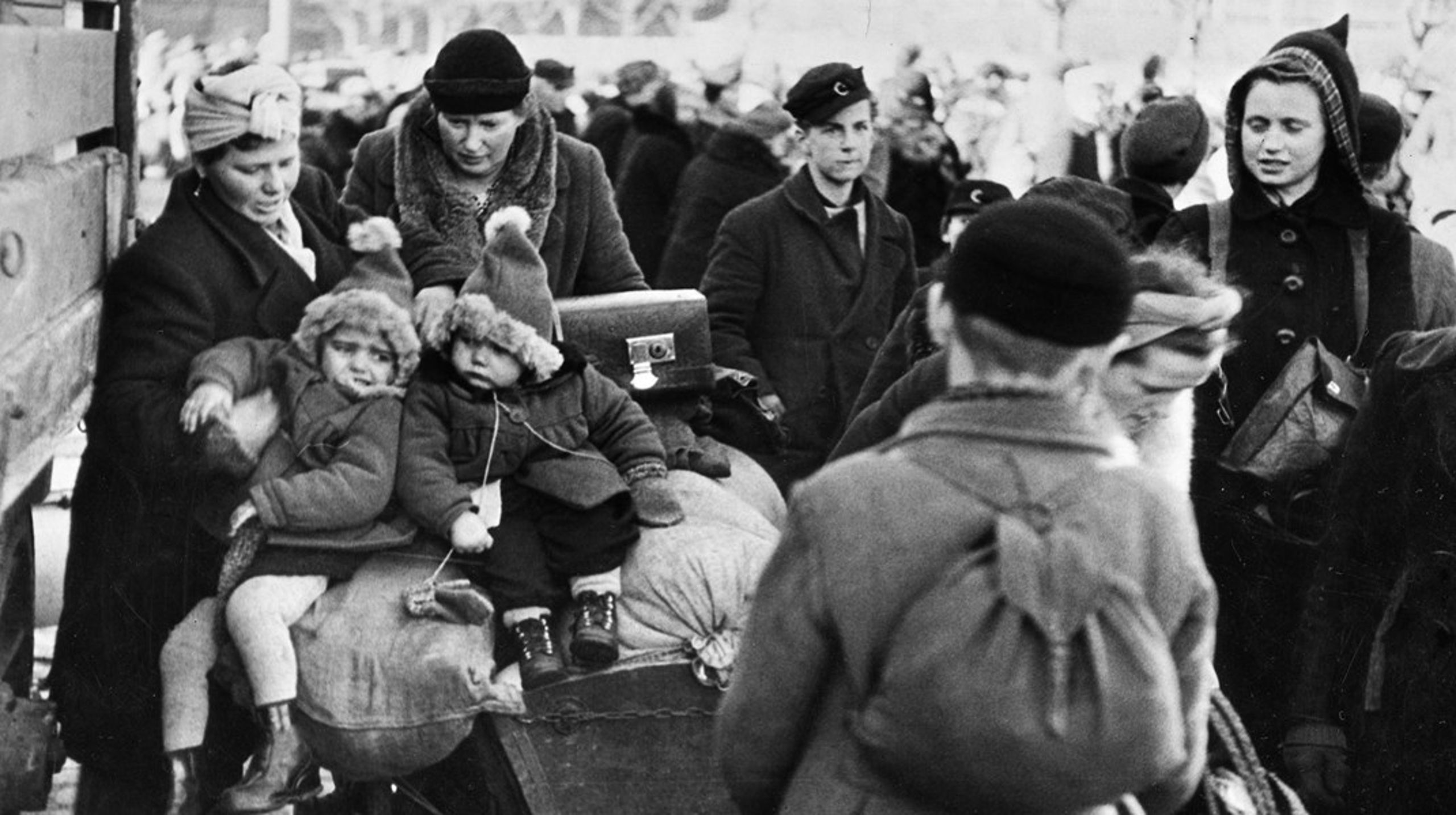 Tyske flygtninge på vej op gennem Jylland efter Anden Verdenskrig. Den gamle billedtekst lyder ifølge Ritzau Scanpix:&nbsp;"I mange uger har disse tyske flygtninge rejst i uopvarmede kreaturvogne under frygtelige hygiejniske forhold. De har sultet og ventet, men endelig er de nået frem til Danmark."