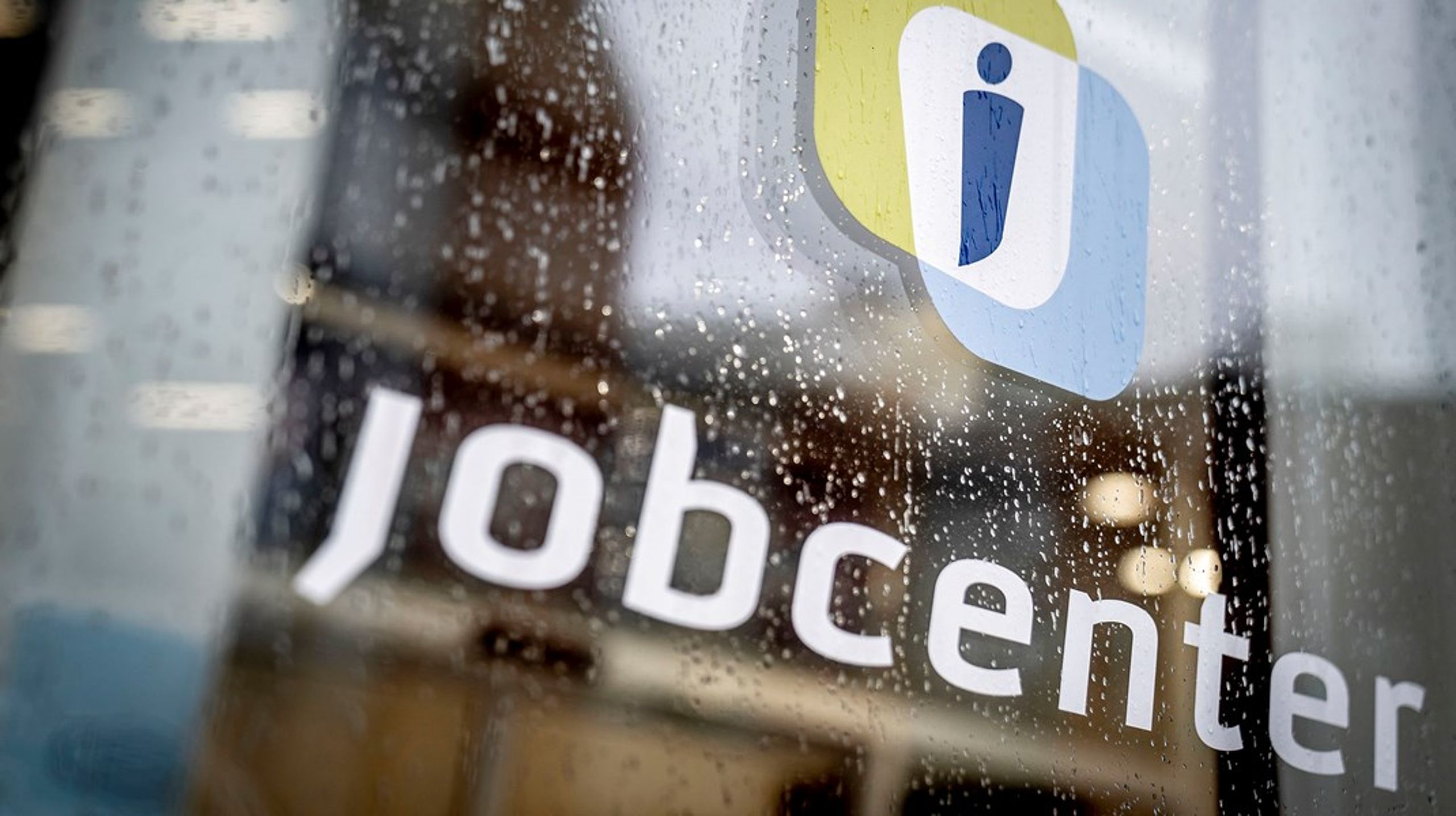 Hvordan skal store besparelser på jobcentrene gennemføres, samtidig med at enigheden breder sig om, at udsatte unge og voksne har brug for en håndholdt, tværgående og helhedsorienteret indsats, spørger&nbsp;Jakob Bigum Lundberg.