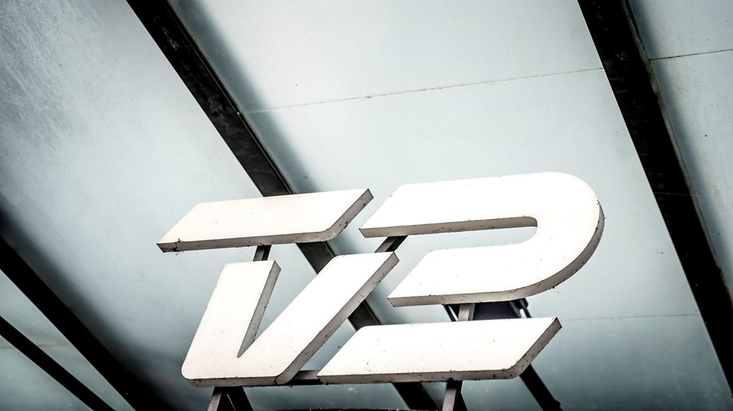 TV 2's public service-forpligtede hovedkanal er det fremmeste eksempel på&nbsp;public service, der er betalt af borgernes egne lommer.&nbsp;Målt i seertid er den større og mere populær end DR1, skriver Ib Konrad Jensen.