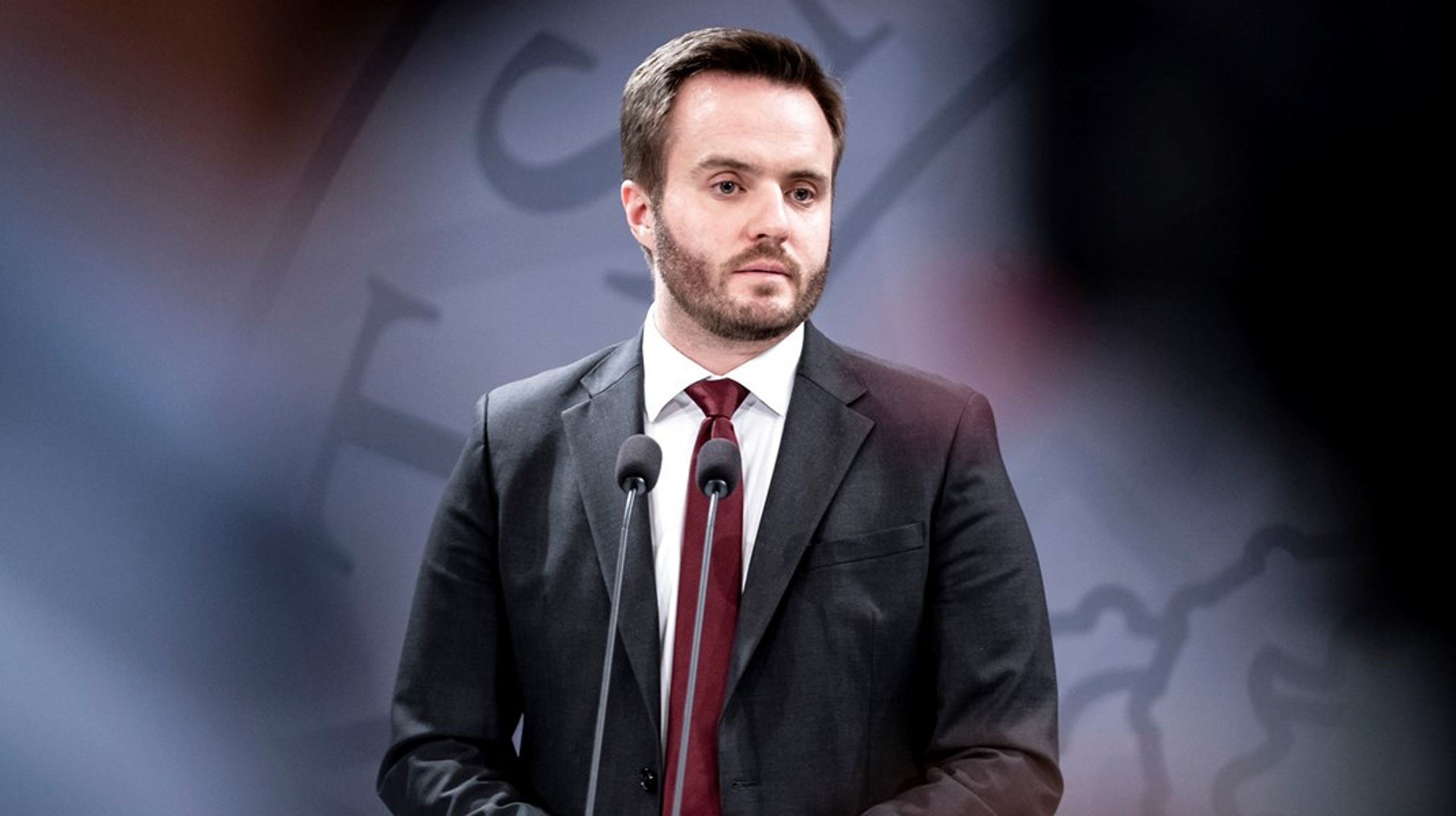 "Når der kommer restriktioner, så følger hjælpen med," siger erhvervsminister Simon Kollerup (S) om den nye aftale.&nbsp;