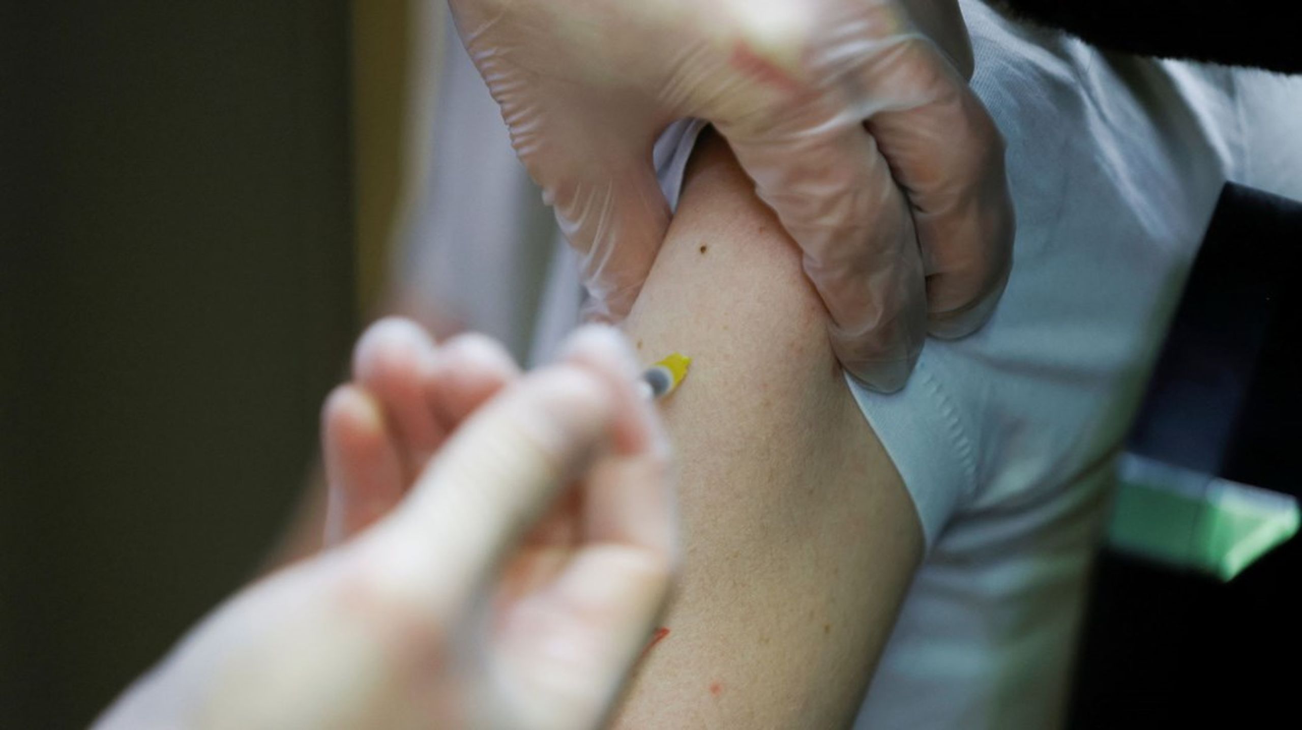 Den nuværende&nbsp;vaccinationsstrategi vil hellere booste end vaccinere og&nbsp;overlader produktionen til kapitalistiske medicinalvirksomheder, skriver Mads Thunestvedt.