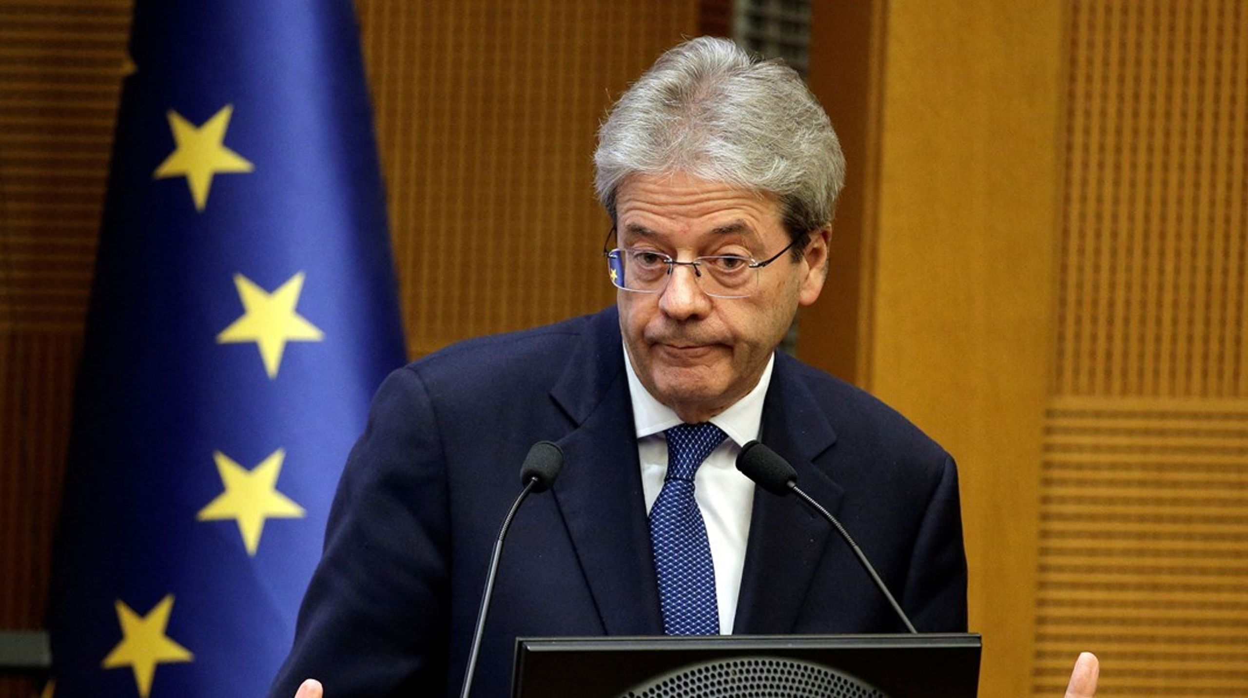 EU's økonomikommissær, Paolo Gentiloni, fortæller i Kommissionens præsentation af skatteaftalen: "Vi tager første skridt mod at sætte en stopper for skattekabløbet mod bunden, der skader EU og dets økonomier."